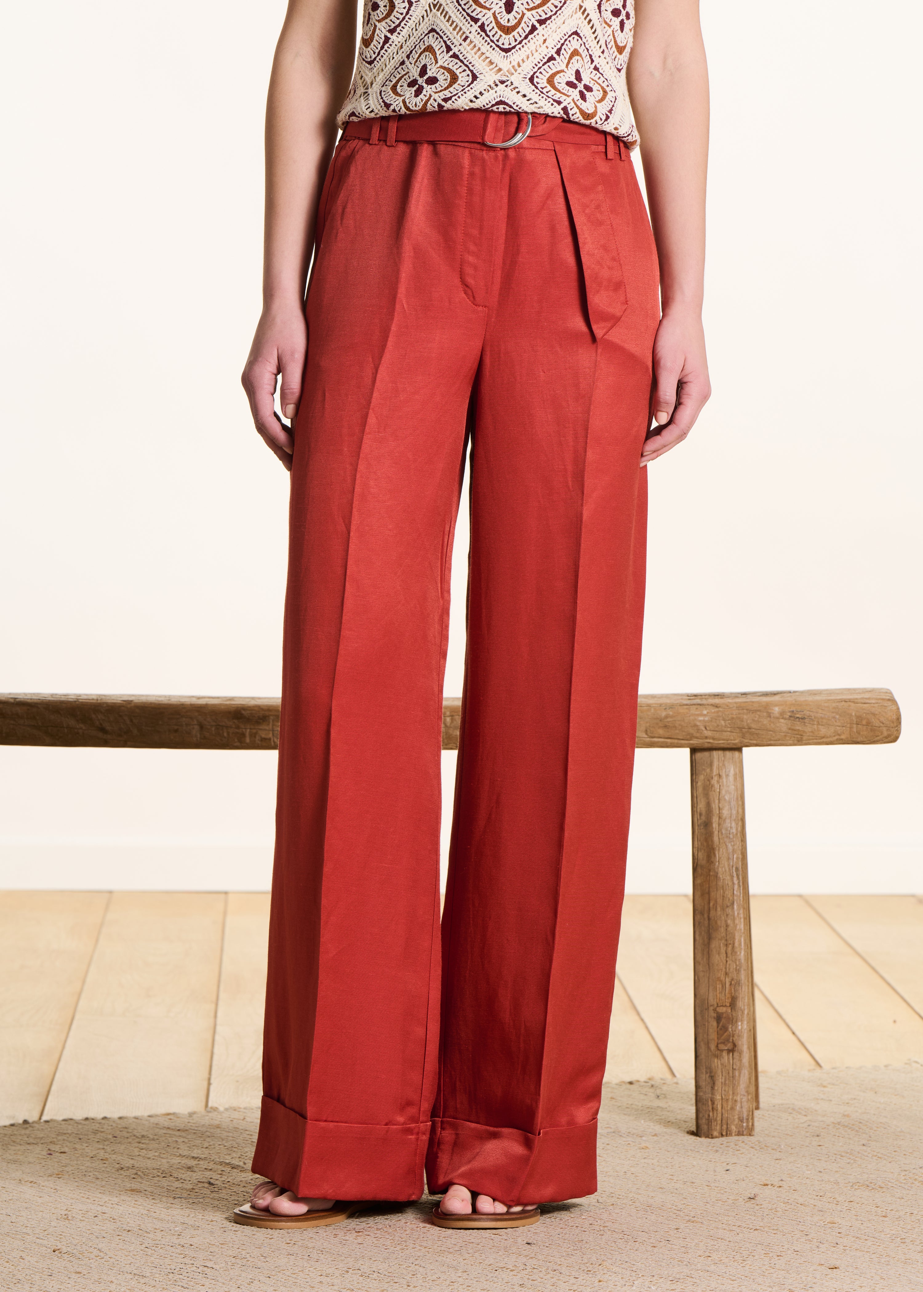 Pantaloni larghi color mattone con cintura
