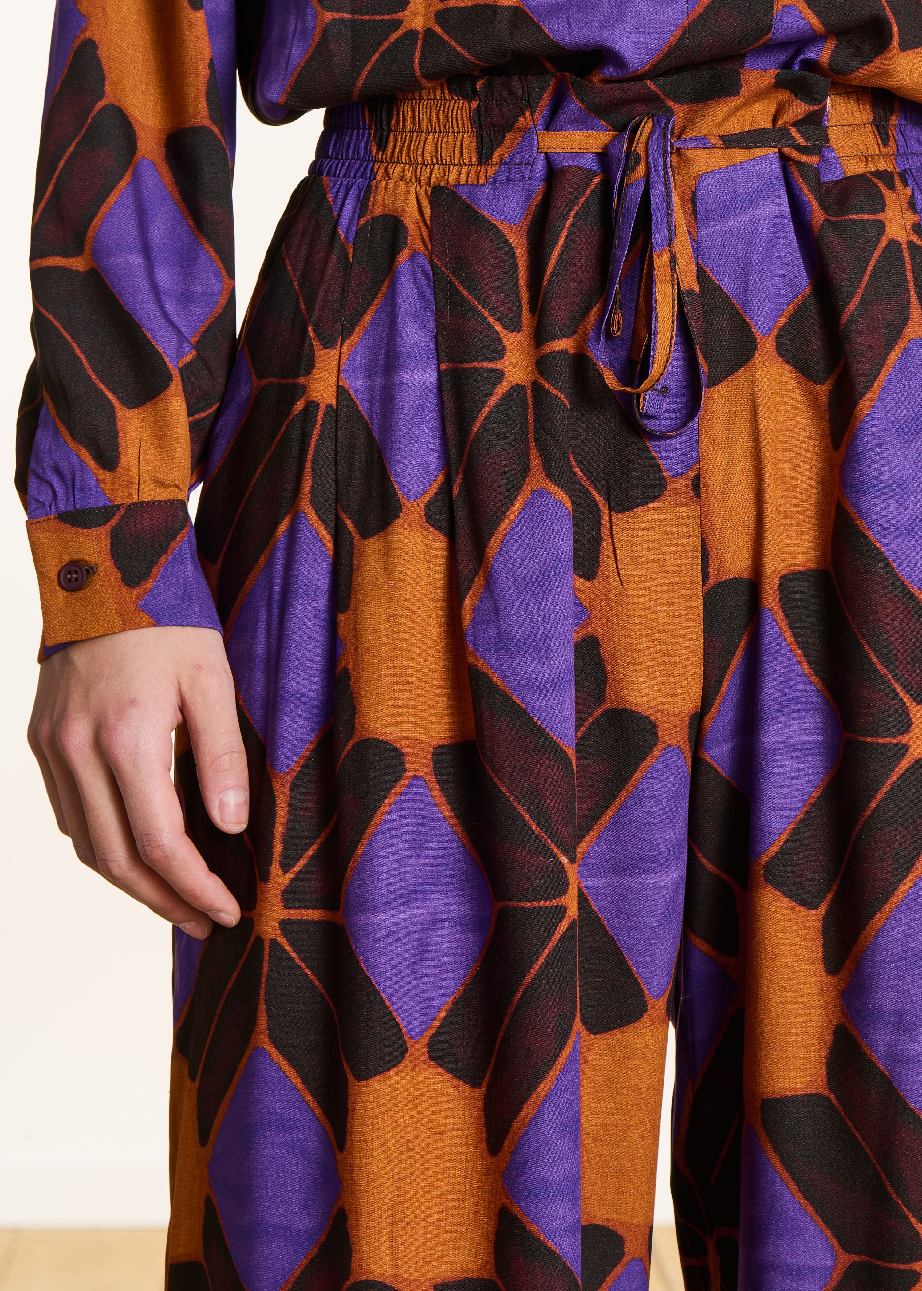 Pantalon large orange et violet à imprimé