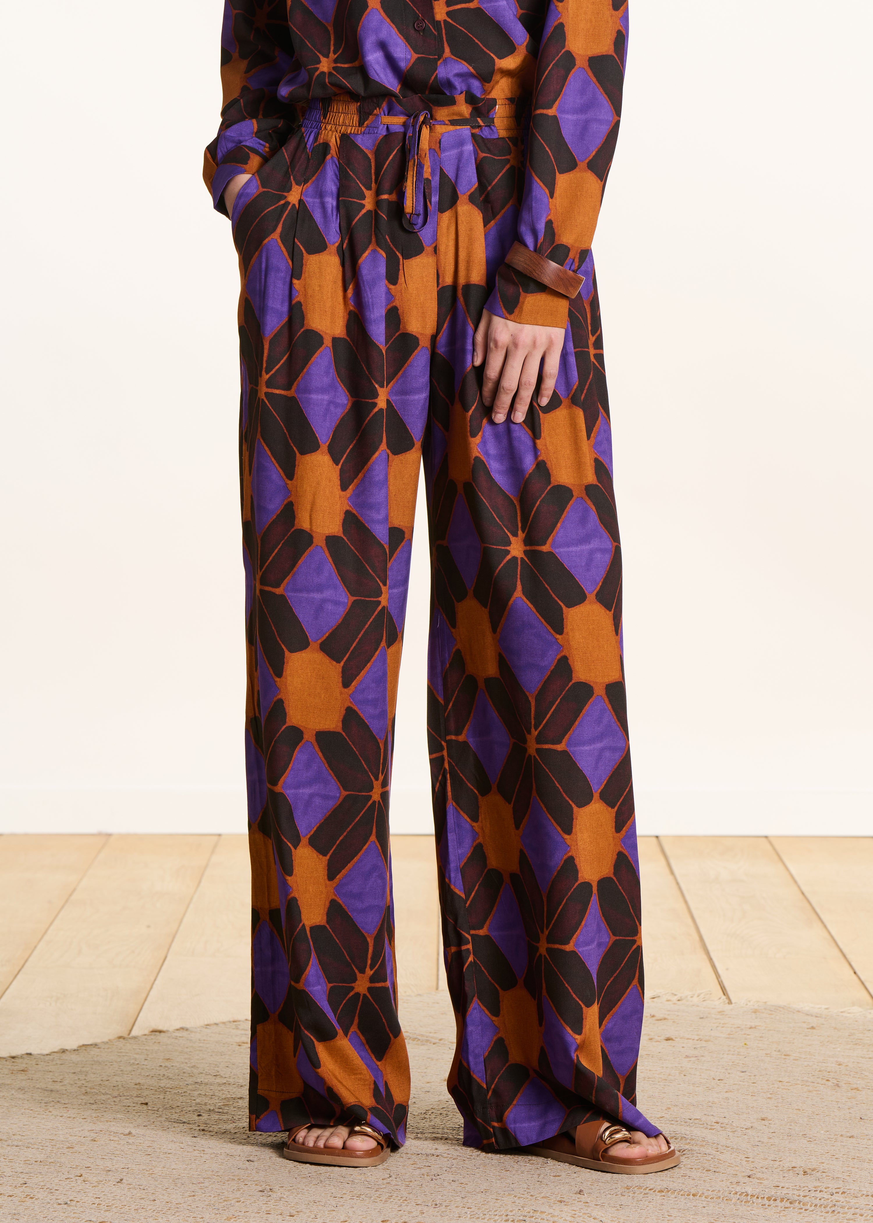 Pantalon large orange et violet à imprimé