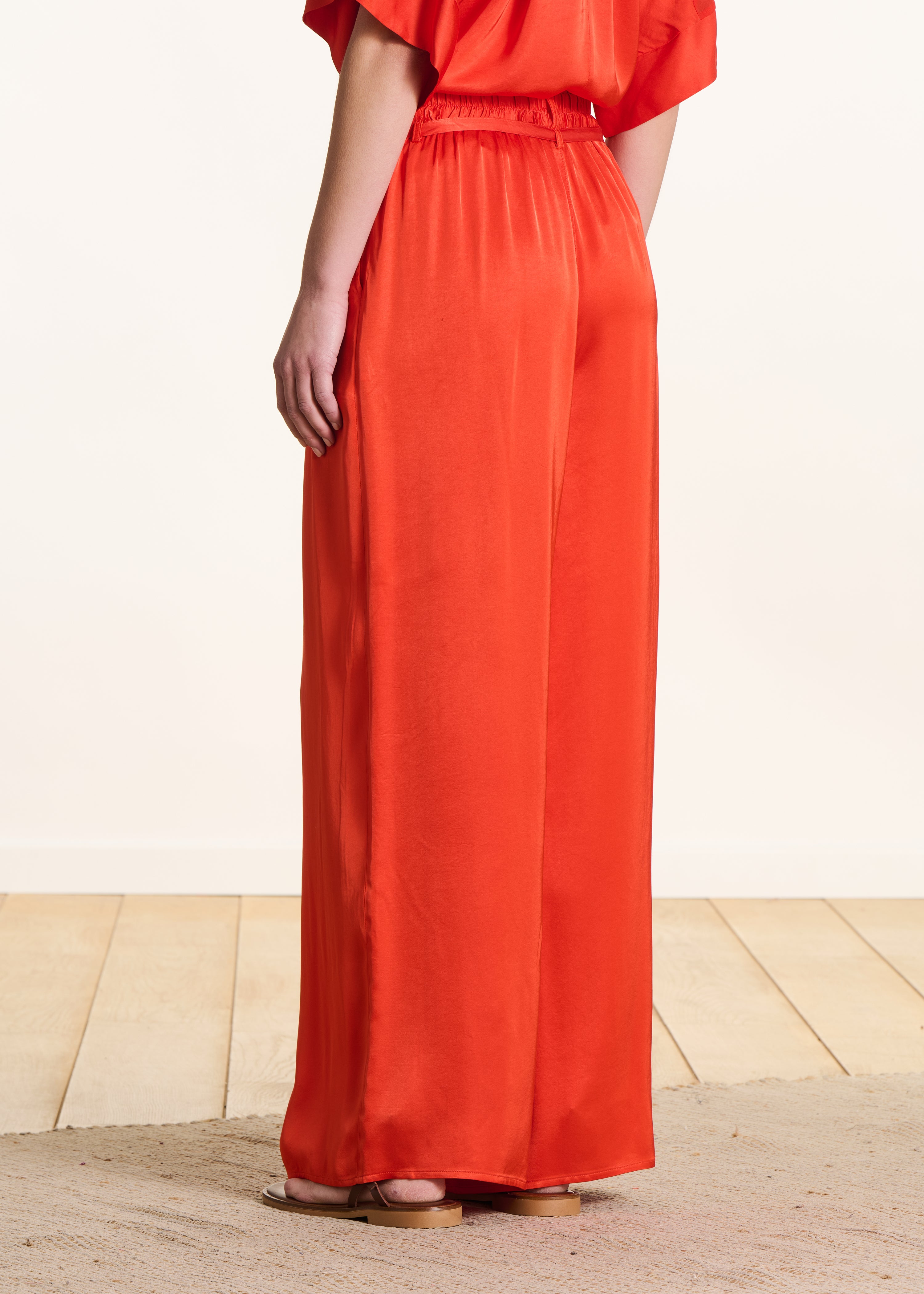 Wijde oranje satijnen broek met hoge taille