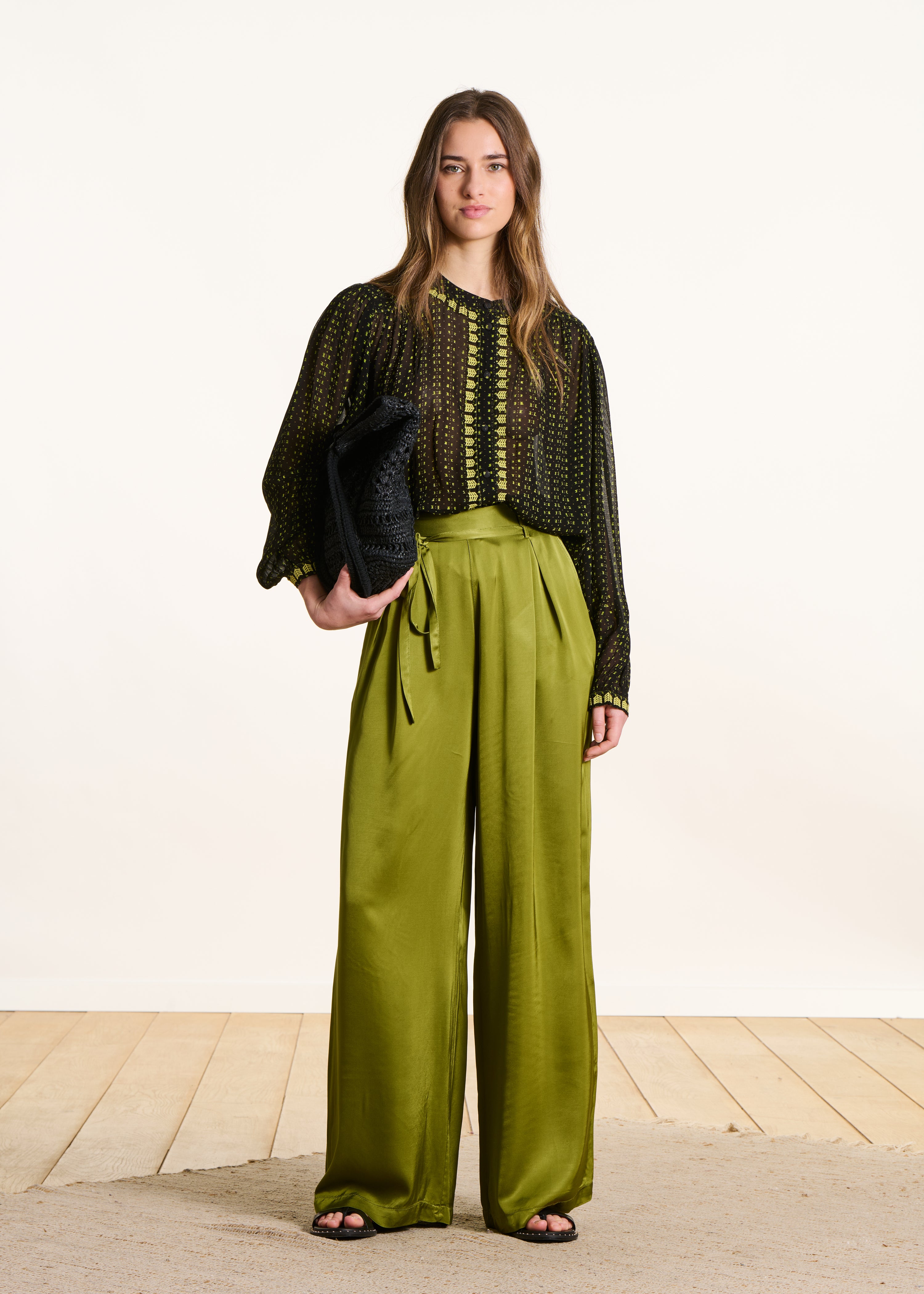 Pantalon large vert en satin taille haute