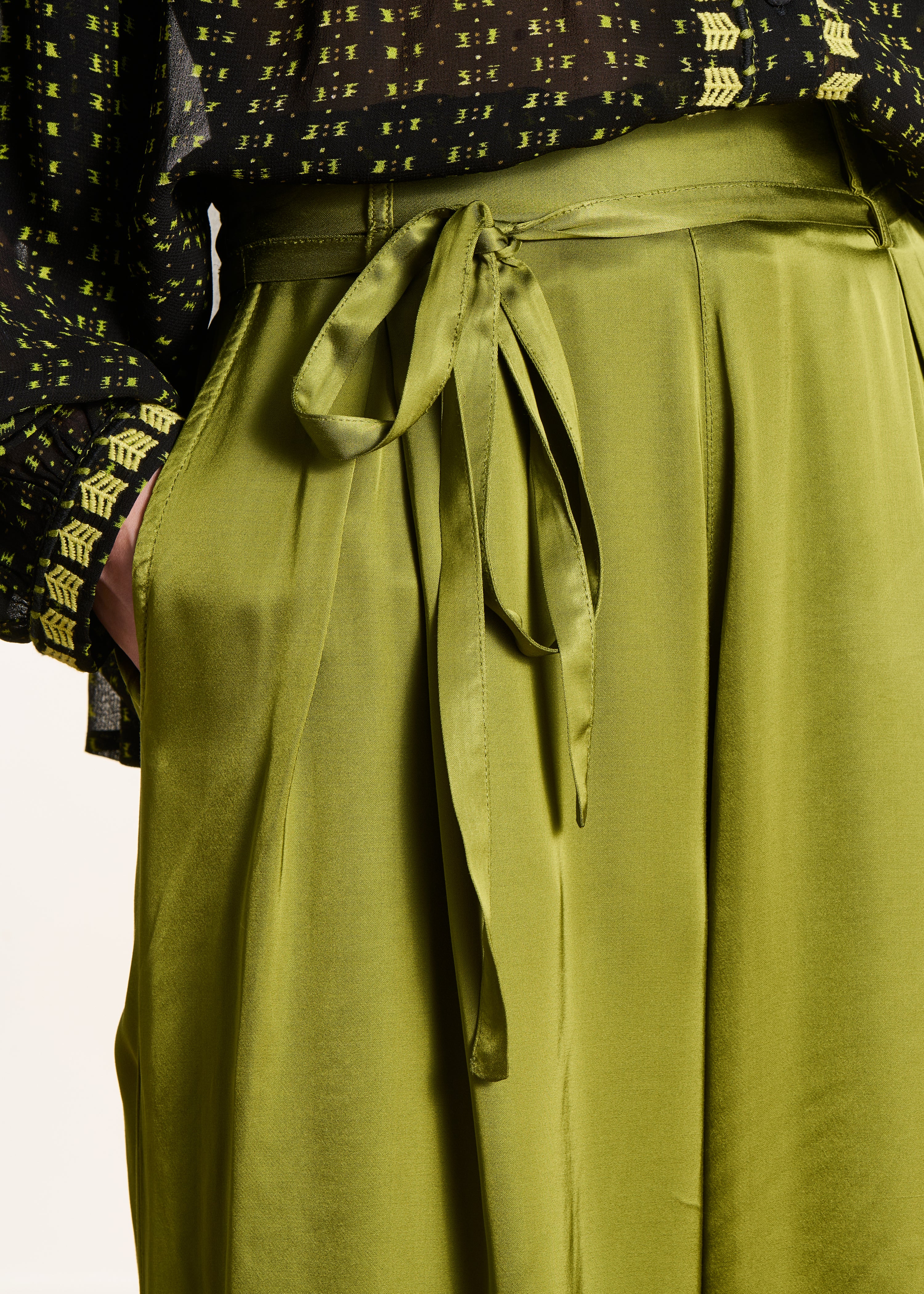 Pantalon large vert en satin taille haute