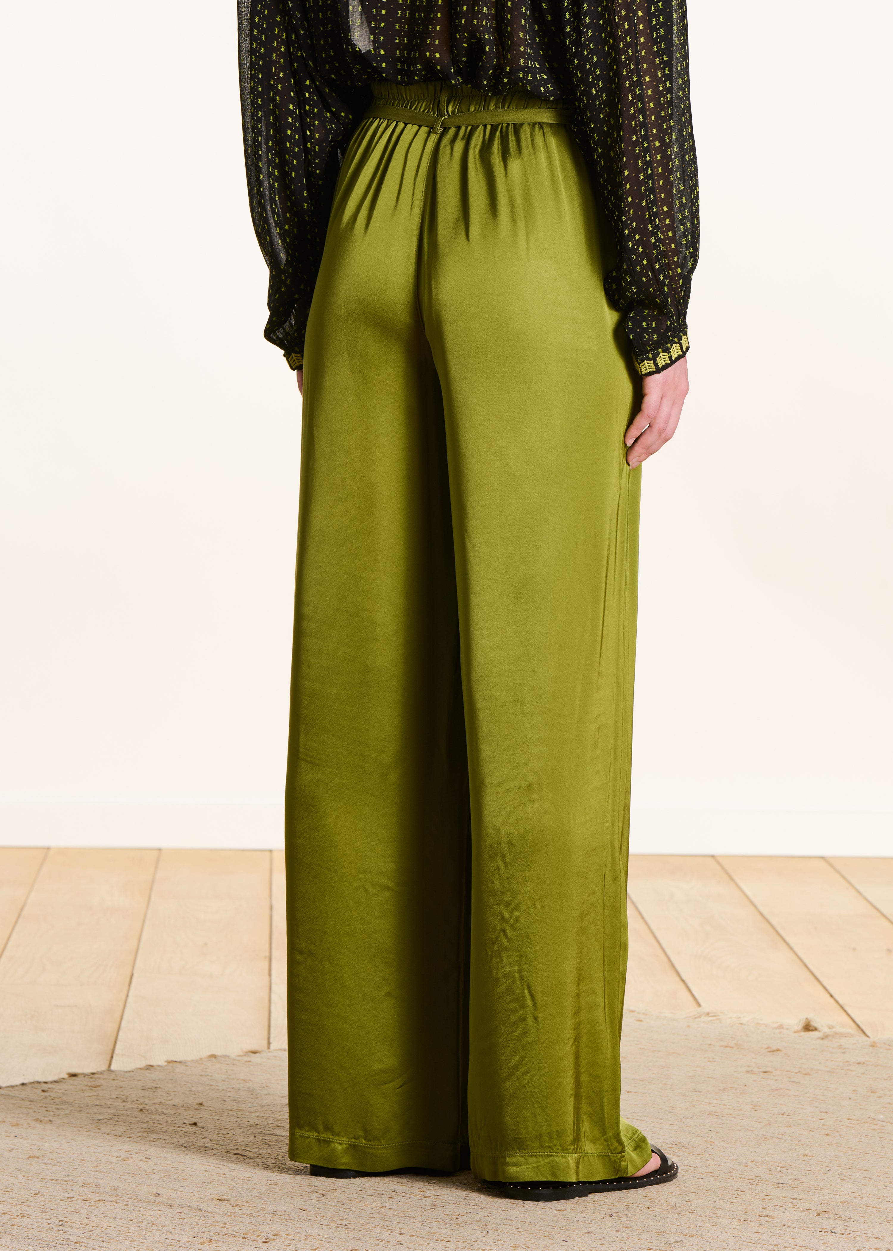 Pantalon large vert en satin taille haute