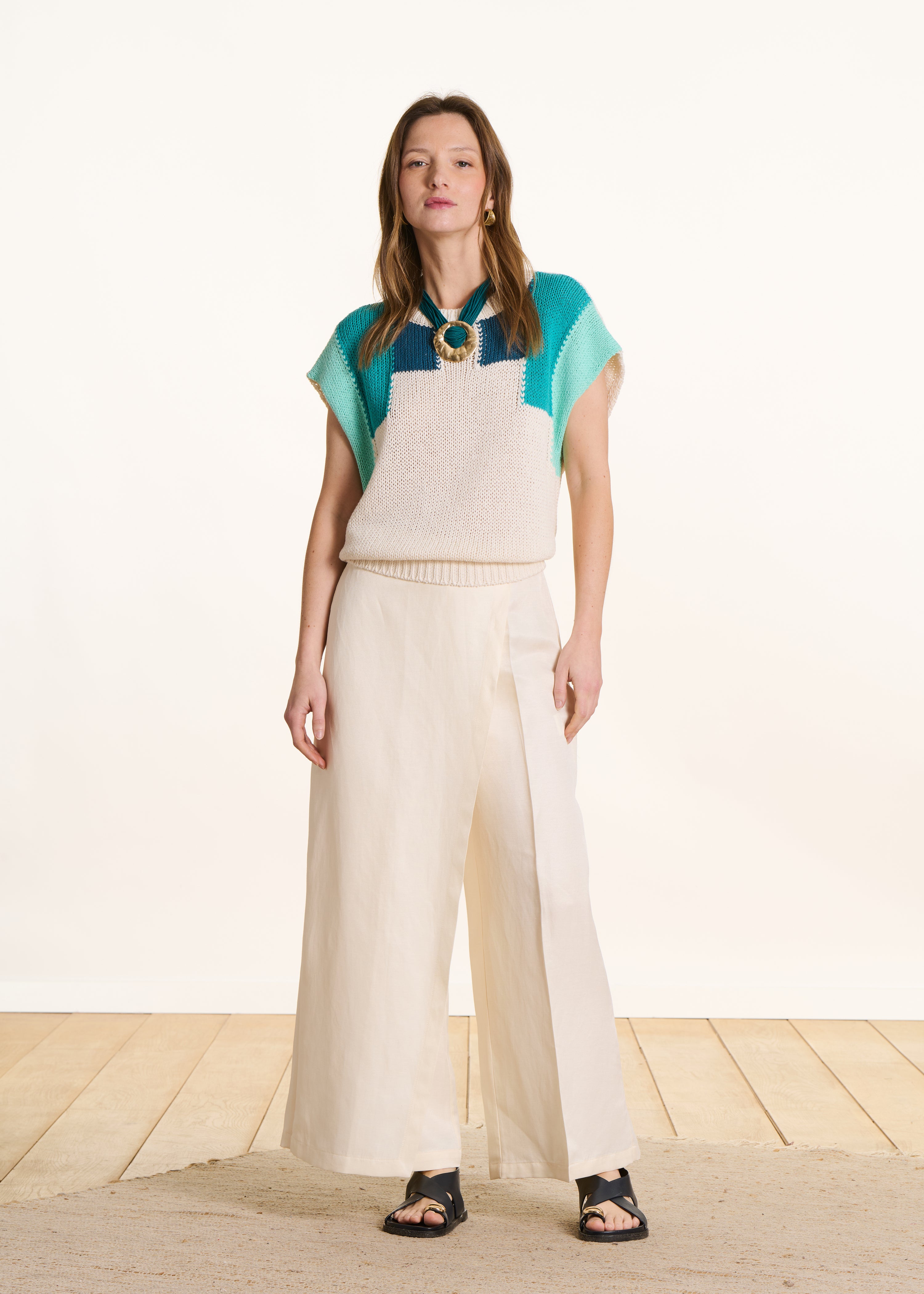 High-waisted 7/8-length ivory pants with side slit