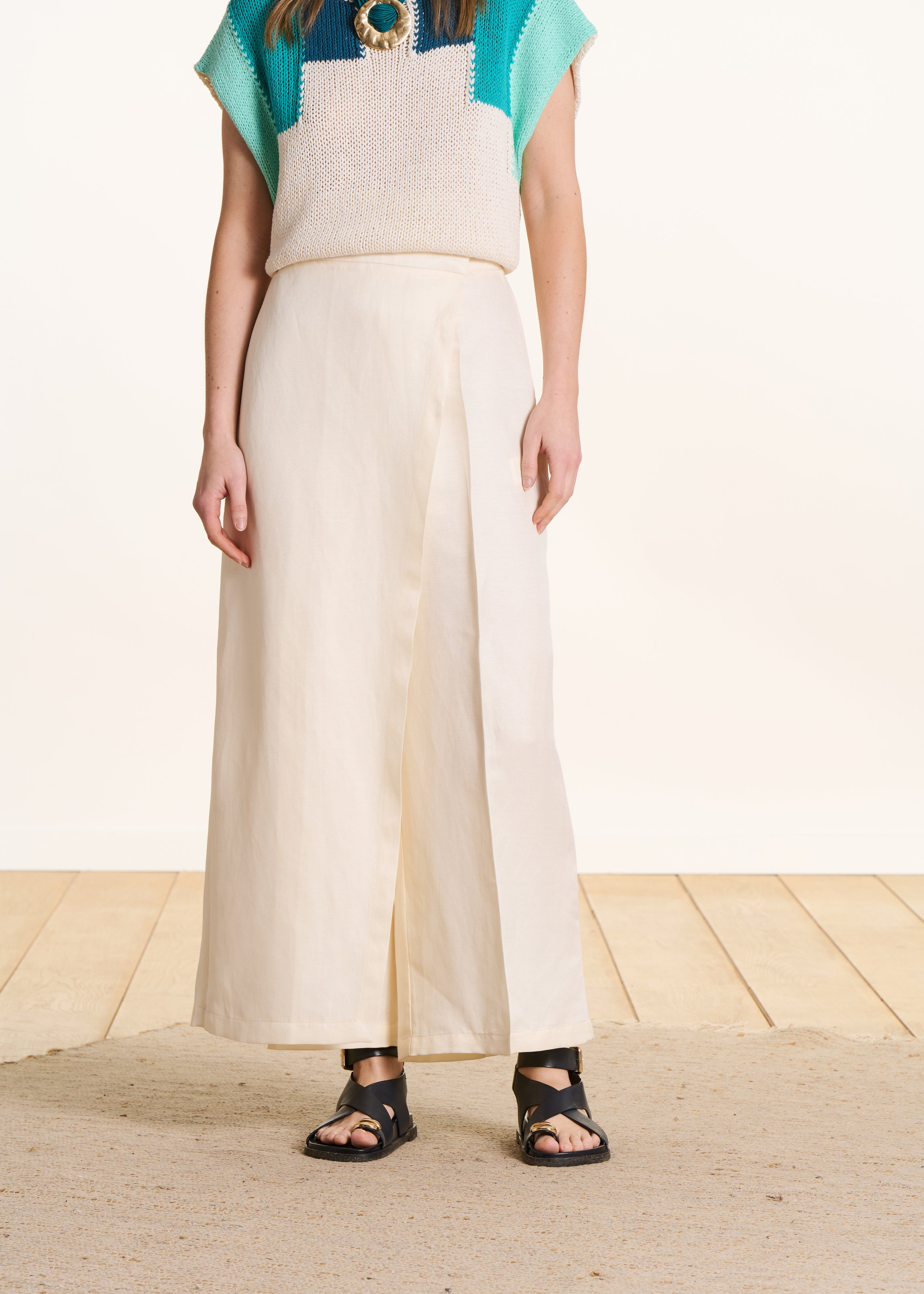 High-waisted 7/8-length ivory pants with side slit