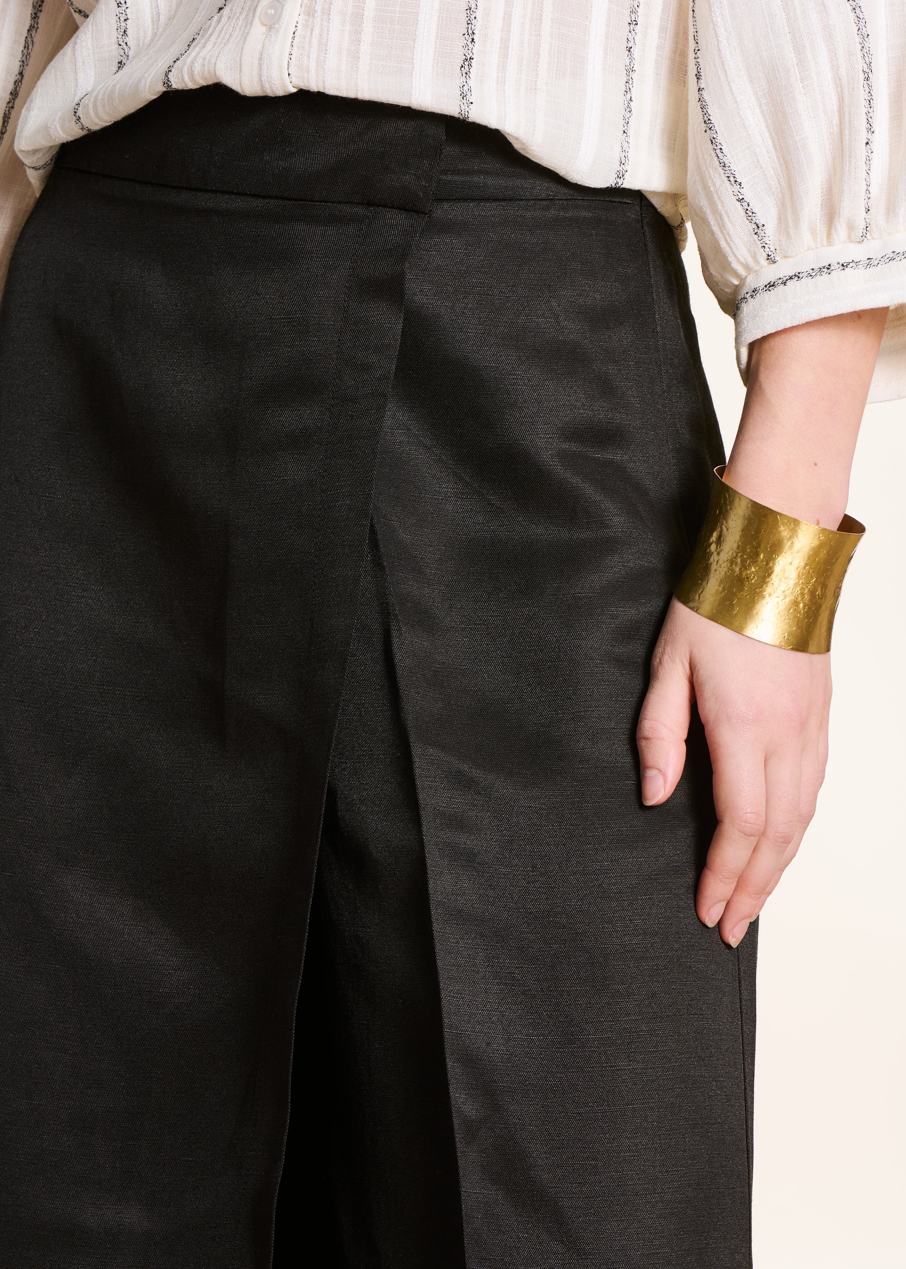 Hoch taillierte 7/8-Hose in schwarz mit Schlitz