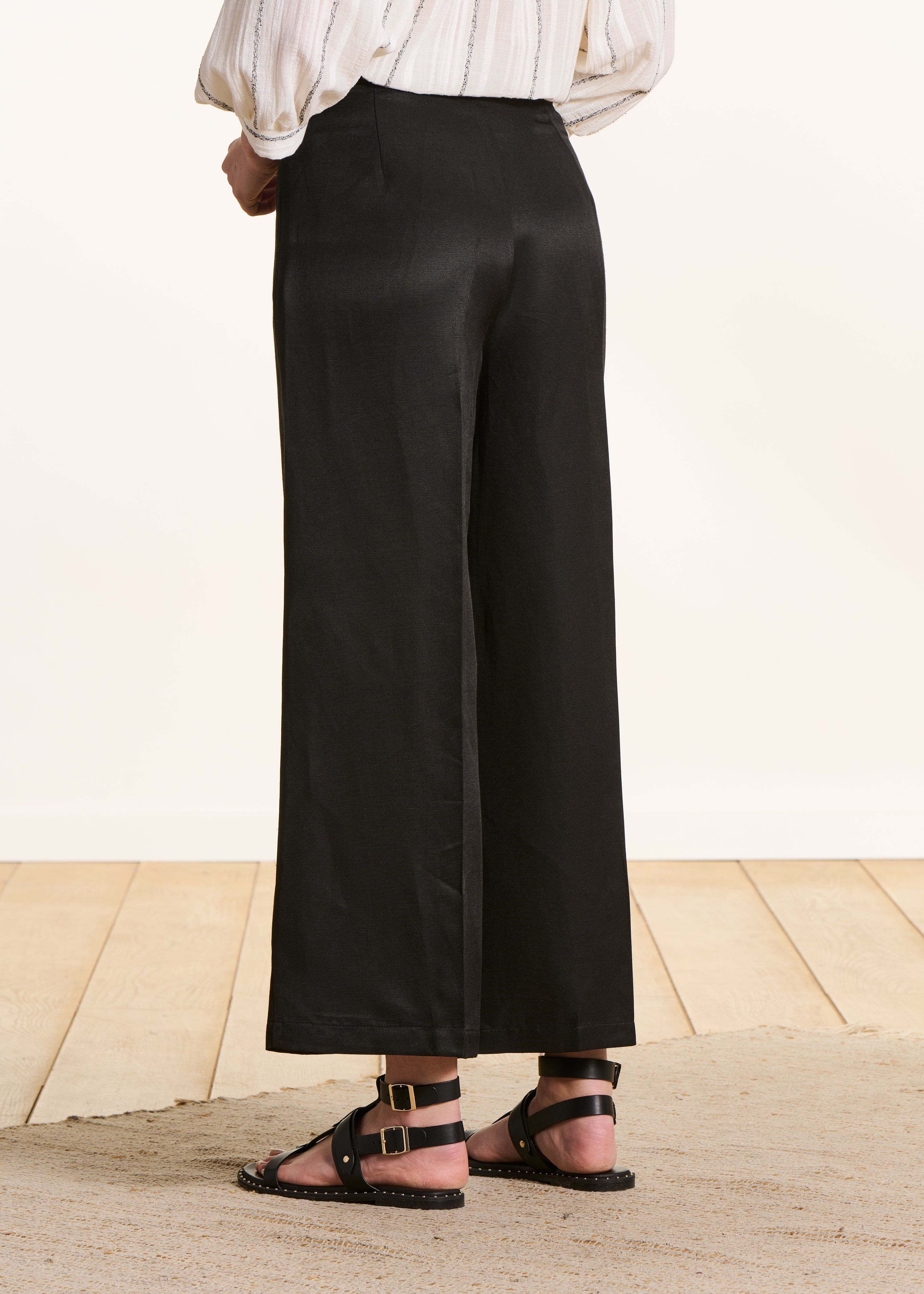 Hoch taillierte 7/8-Hose in schwarz mit Schlitz