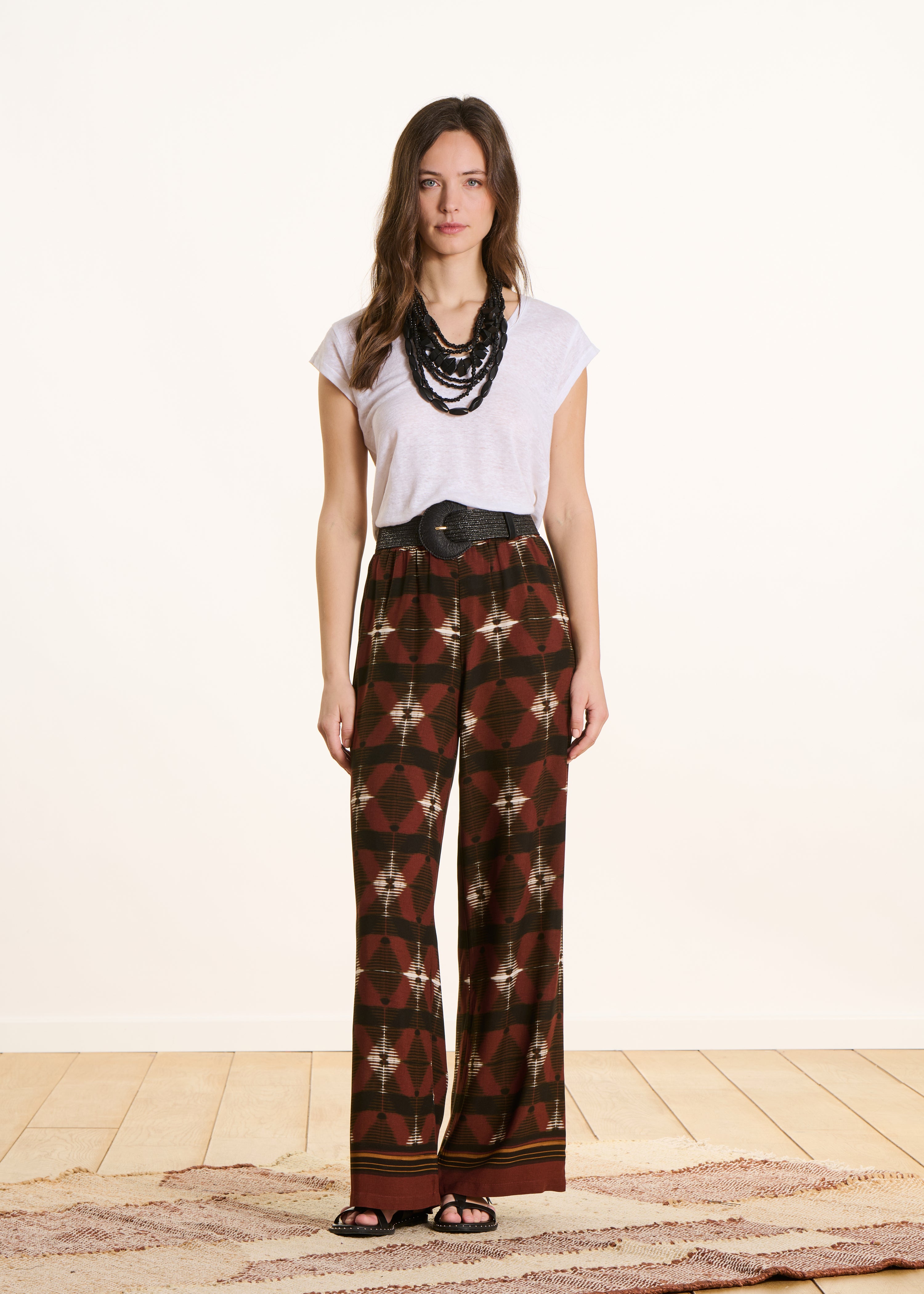 Pantalone ampio marrone a vita alta con stampa