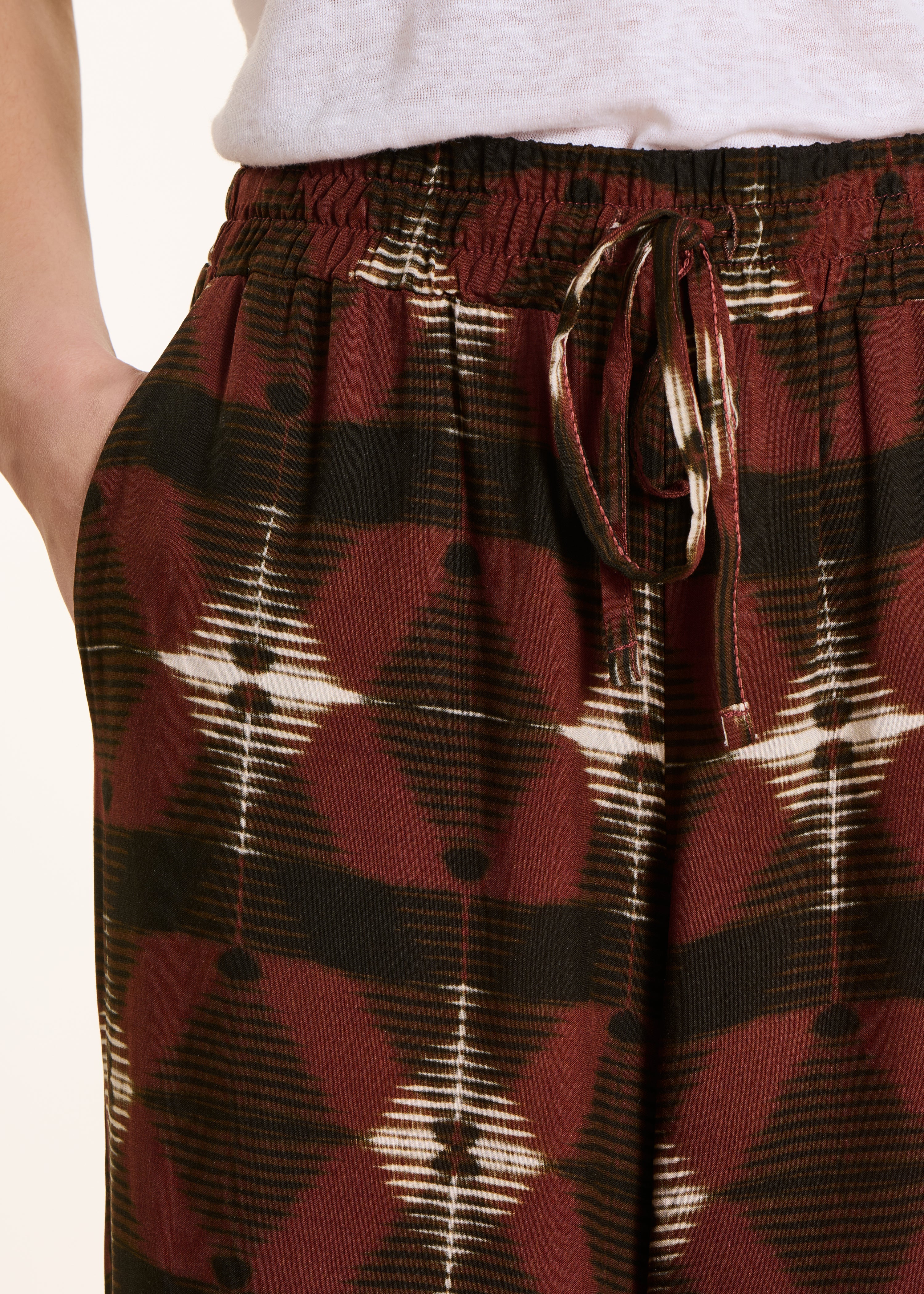 Pantalone ampio marrone a vita alta con stampa