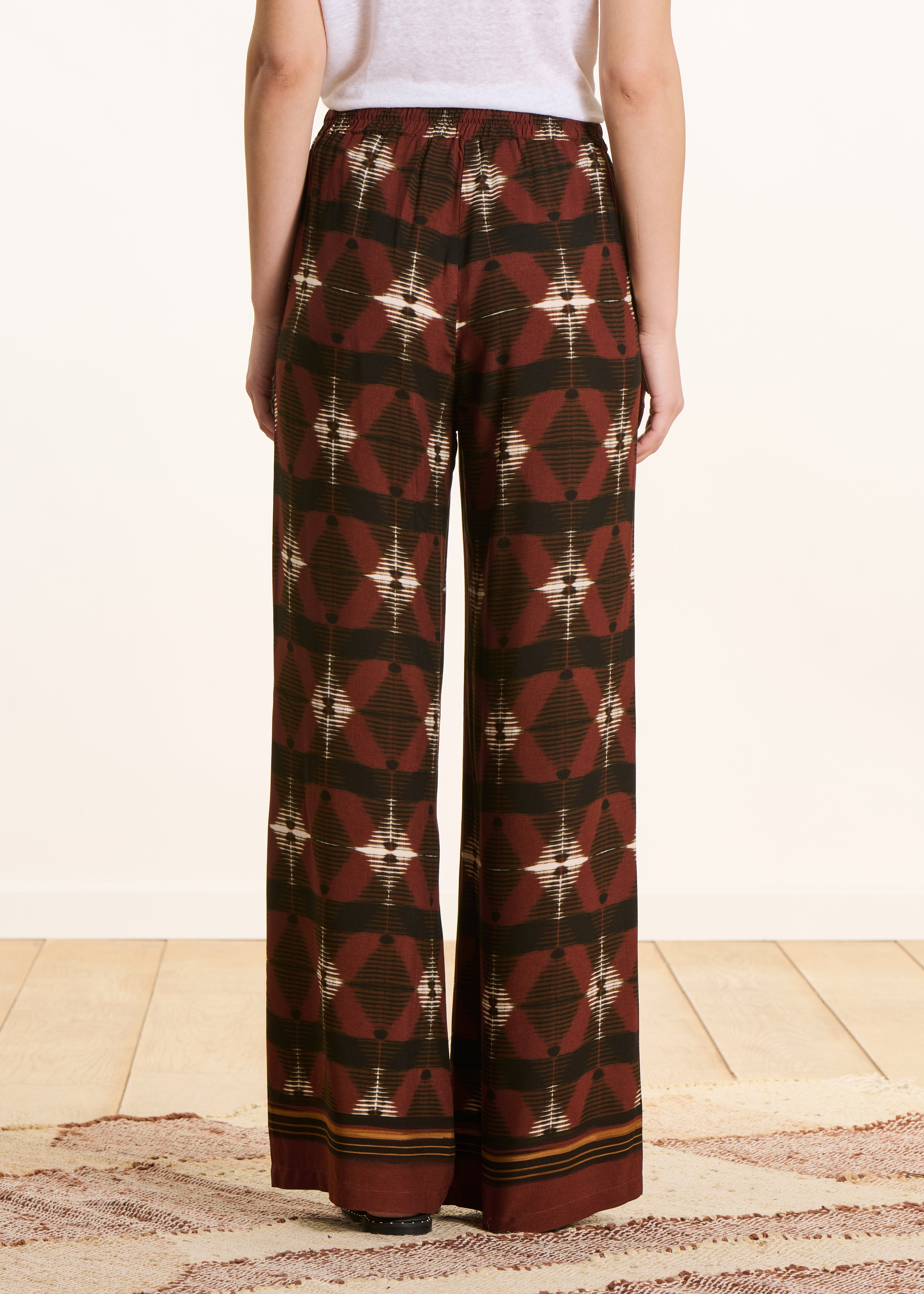 Pantalone ampio marrone a vita alta con stampa