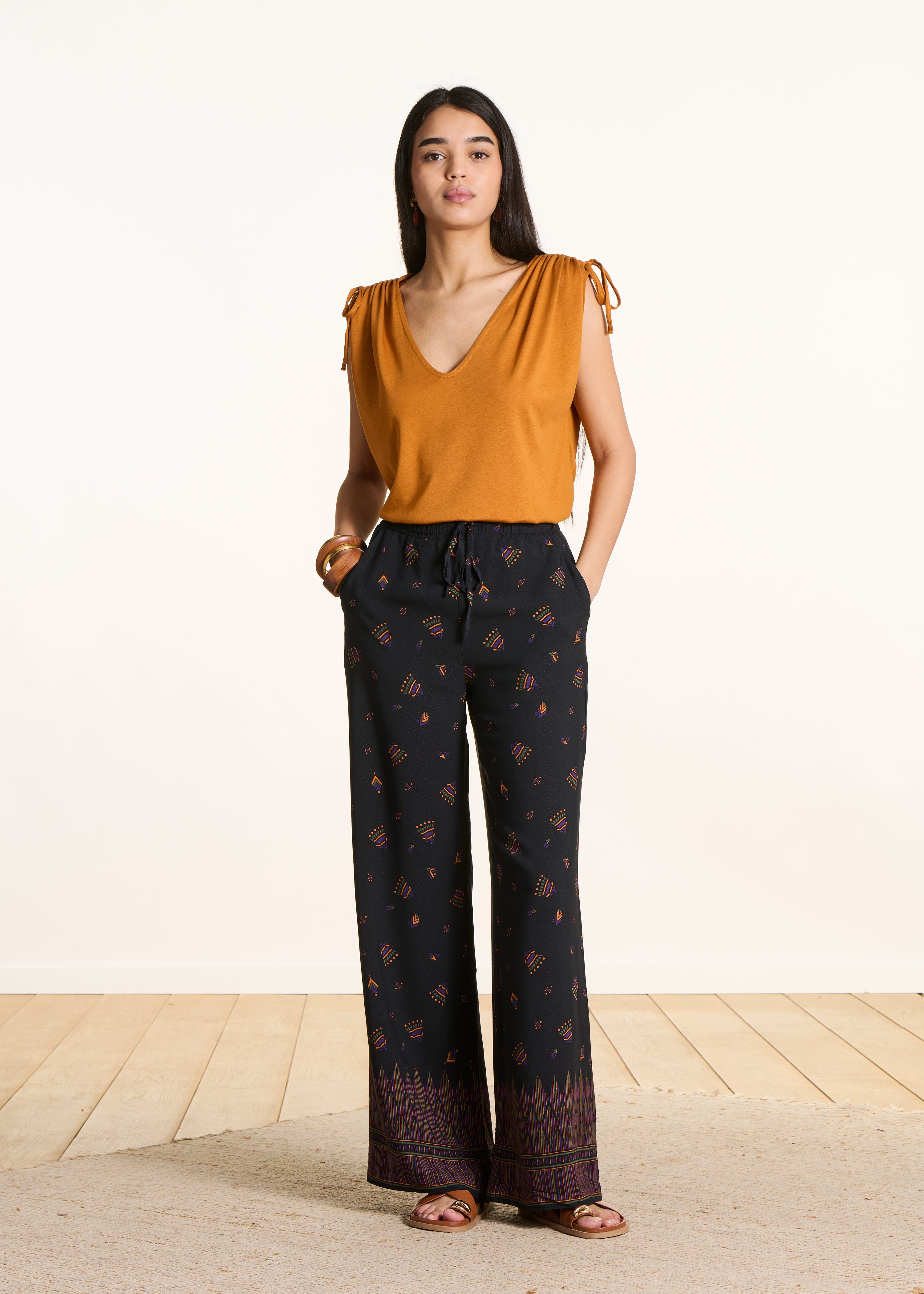 Pantalone largo nero con stampa