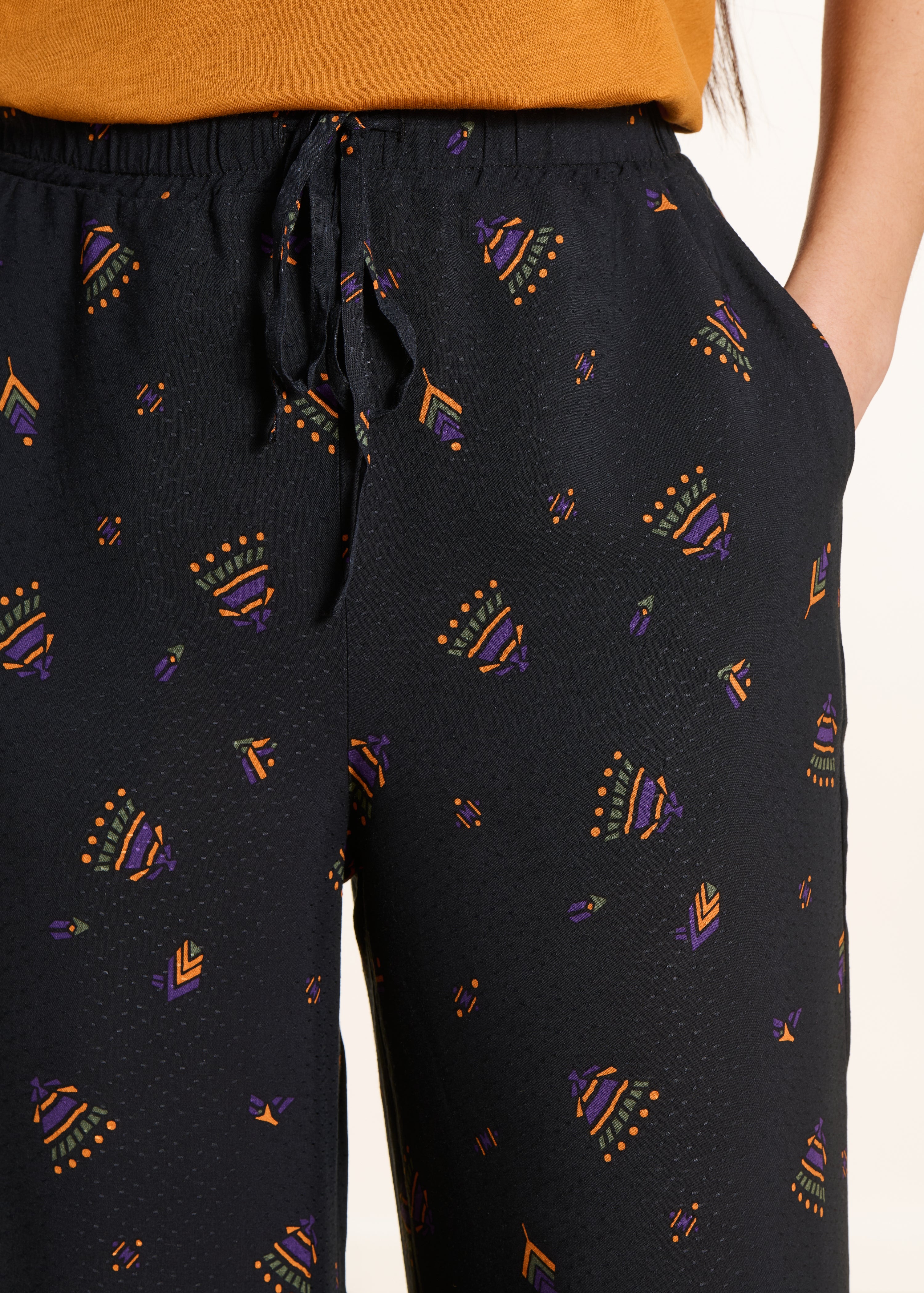 Pantalone largo nero con stampa