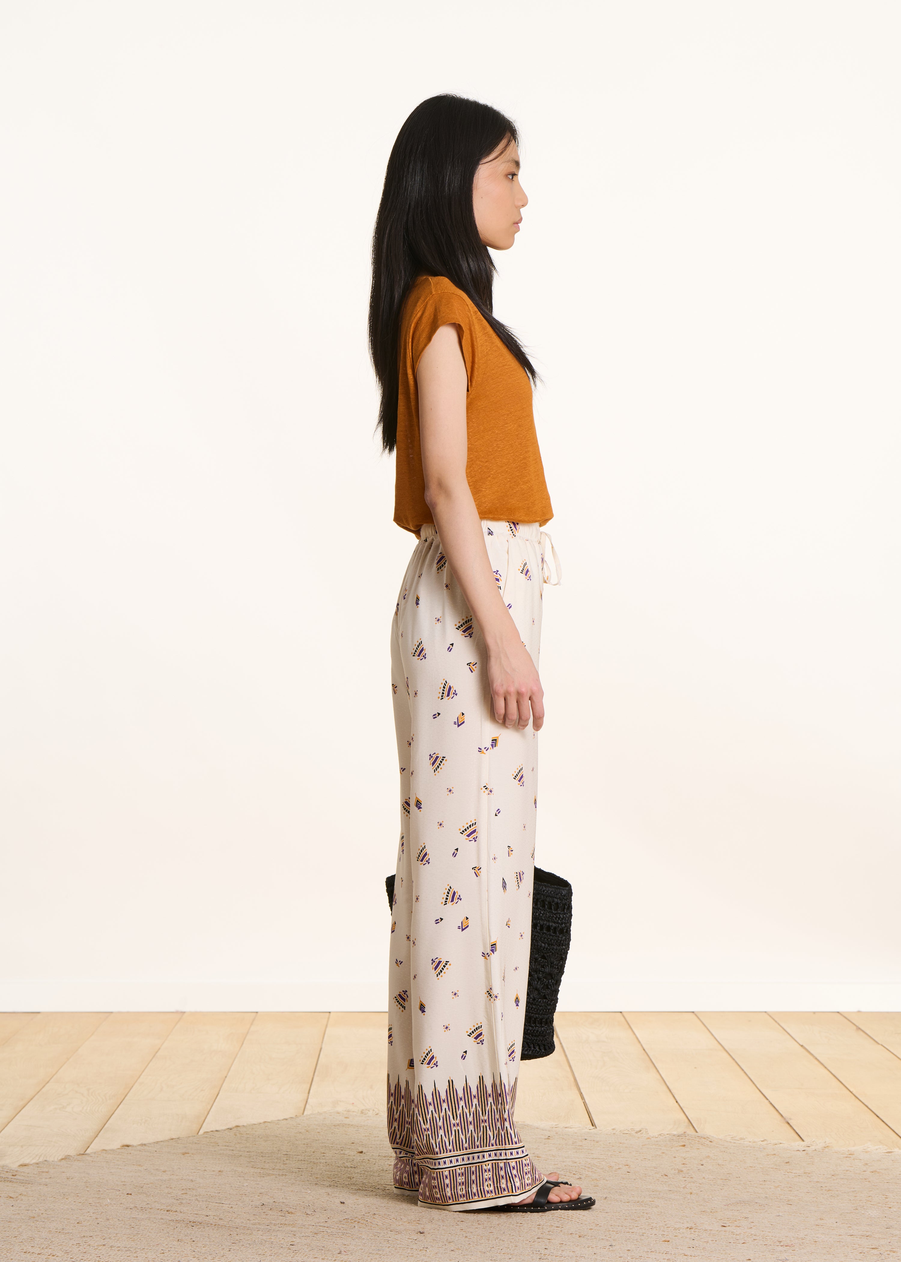 Pantalón ancho écru con estampado