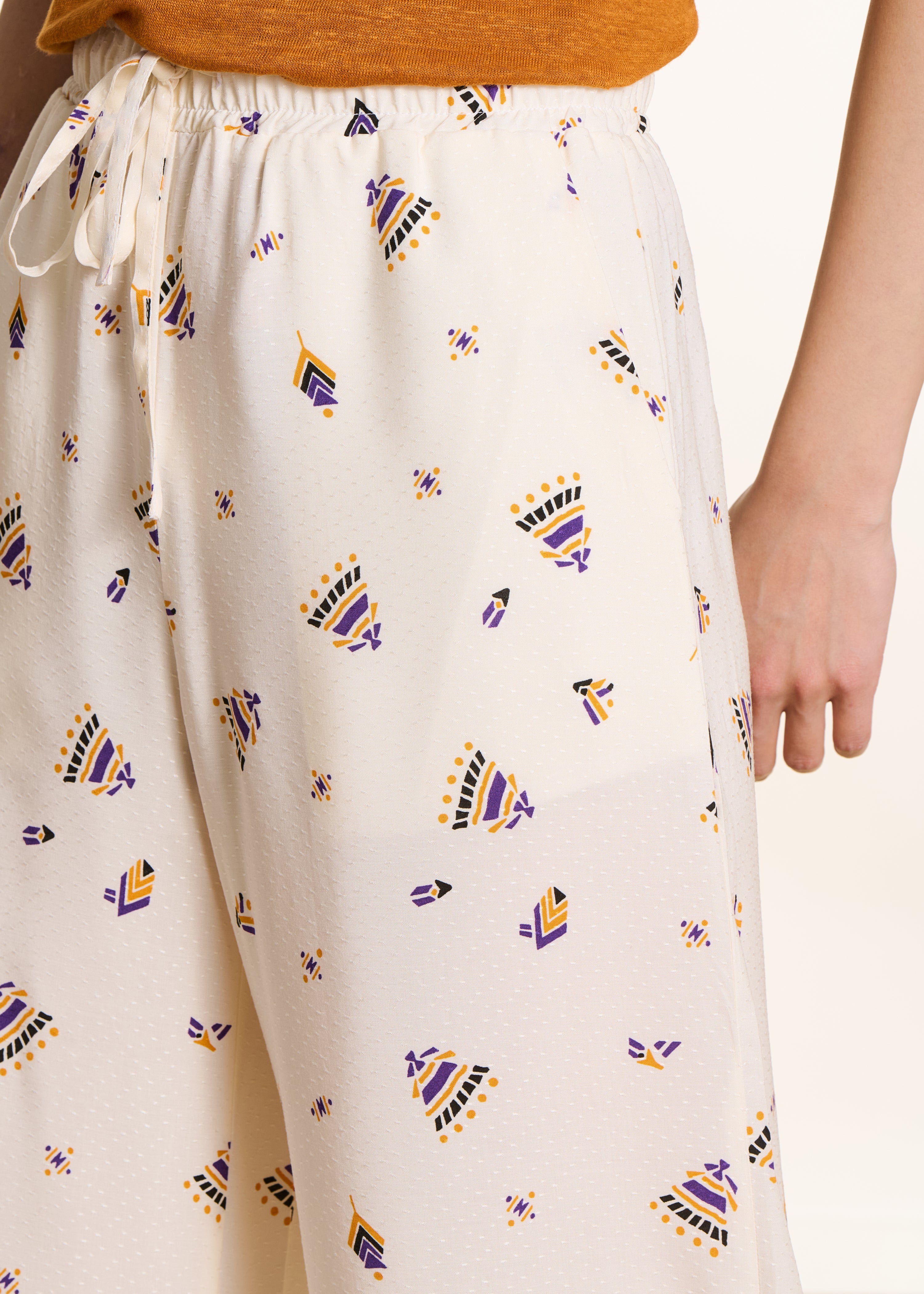 Pantalón ancho écru con estampado