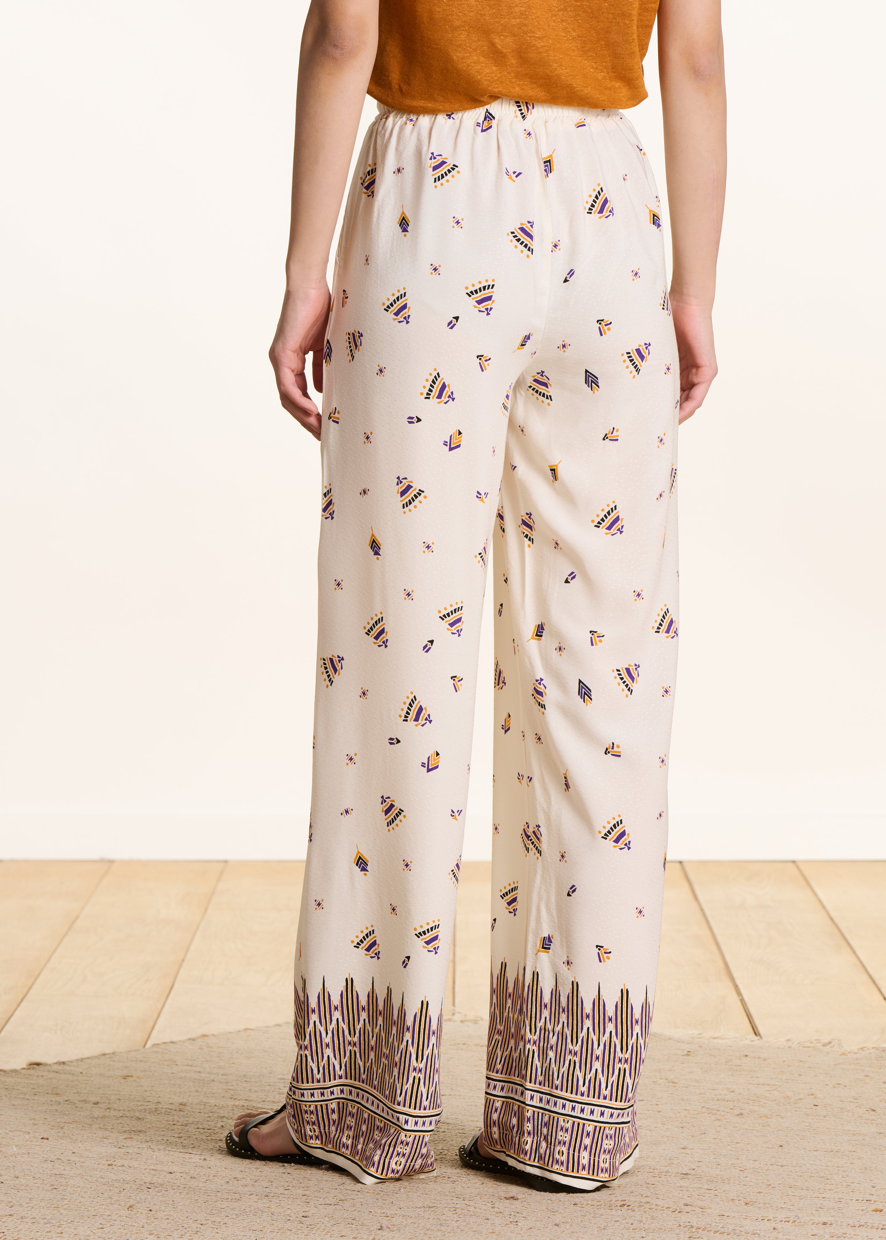 Pantalón ancho écru con estampado