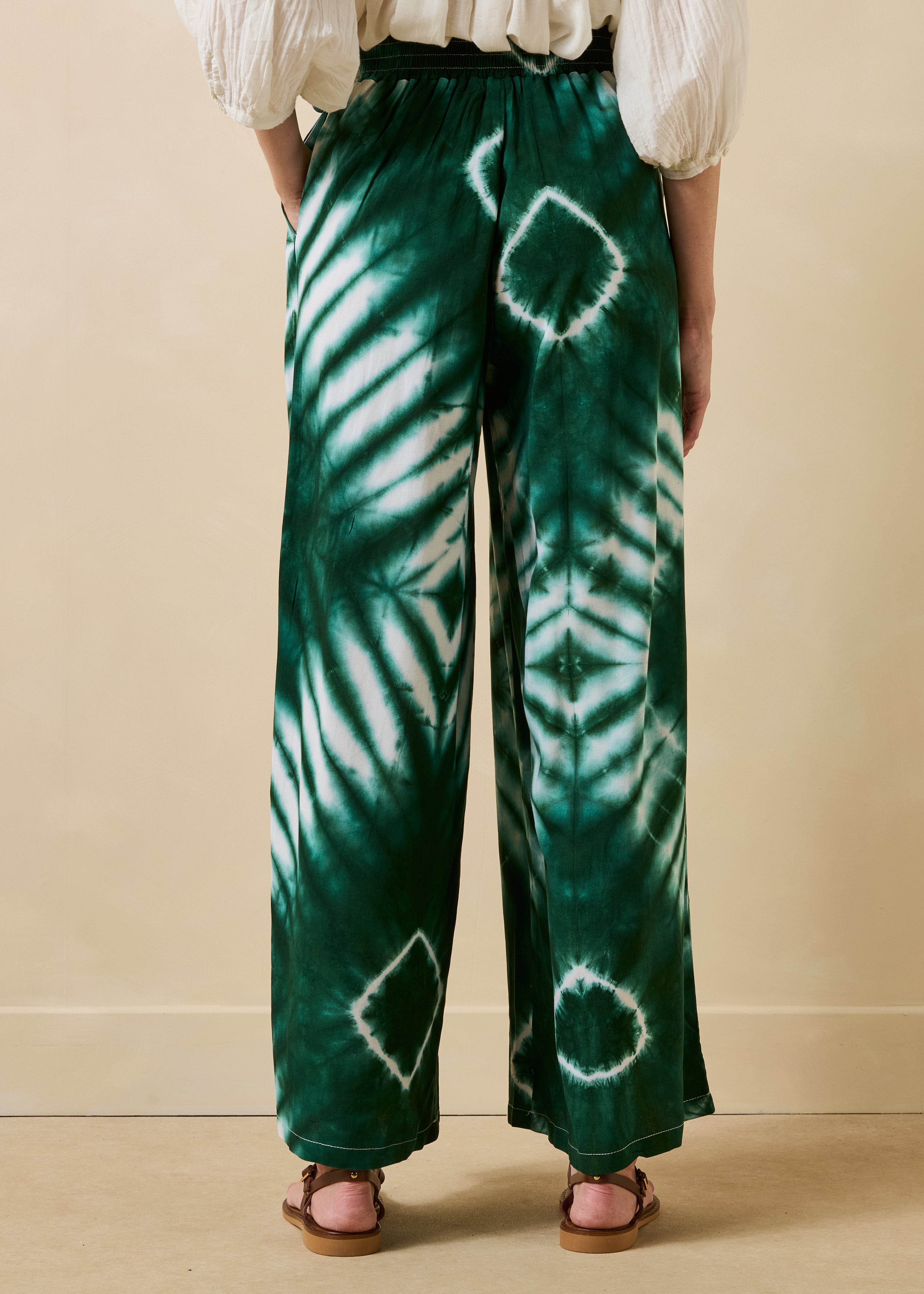 Pantalon large vert à imprimé ceinturé