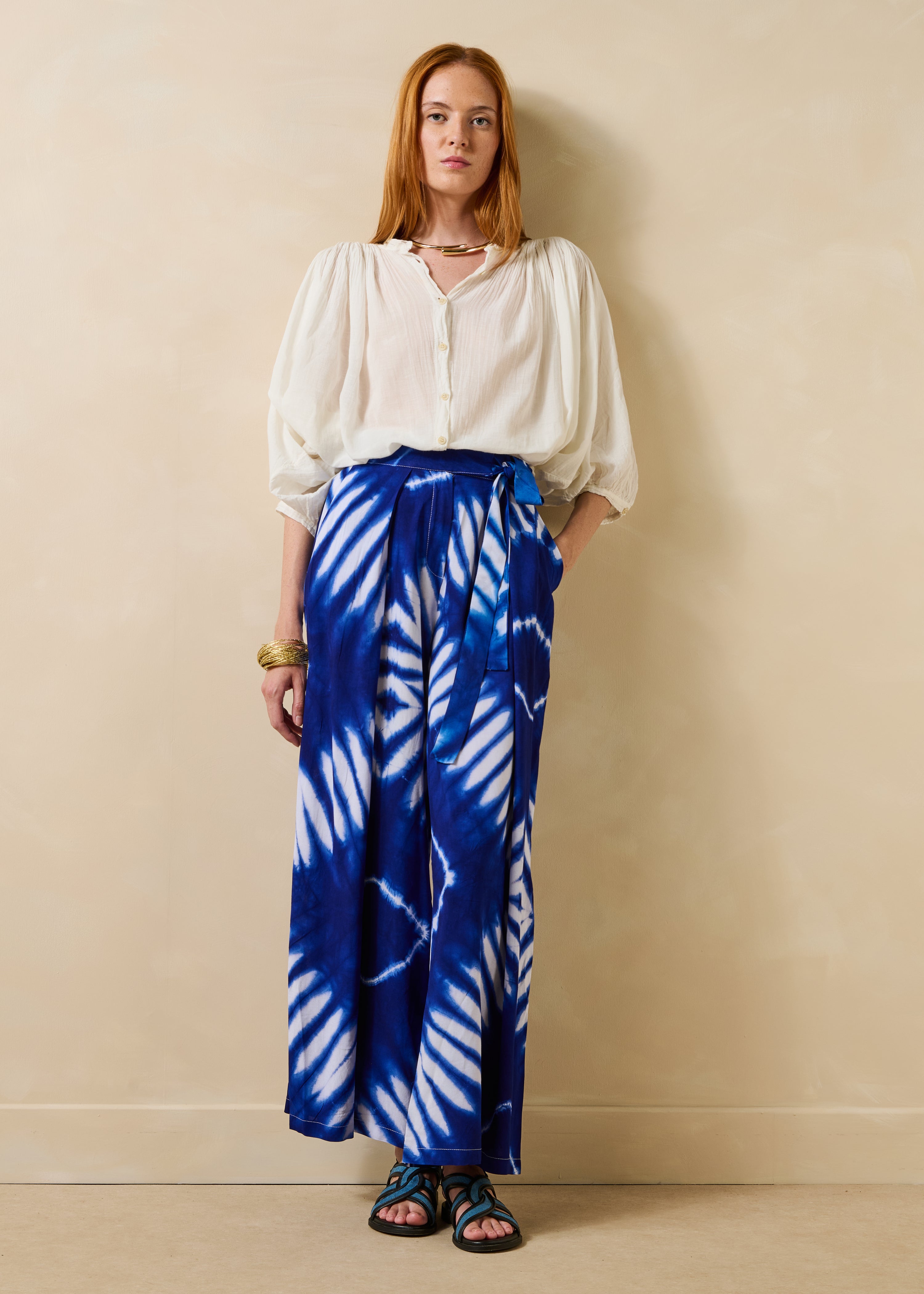 Pantalon large bleu à imprimé ceinturé