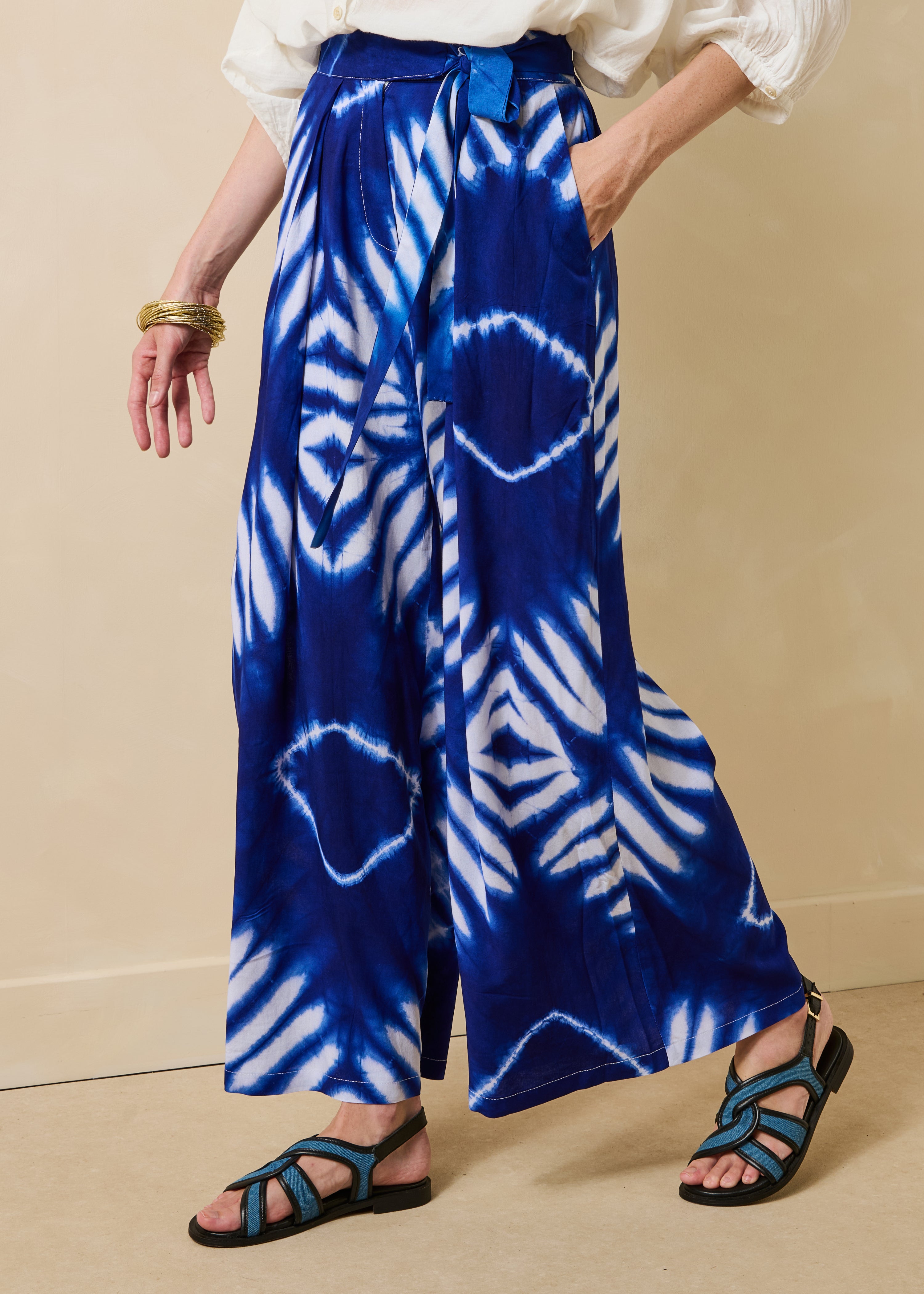 Pantalon large bleu à imprimé ceinturé