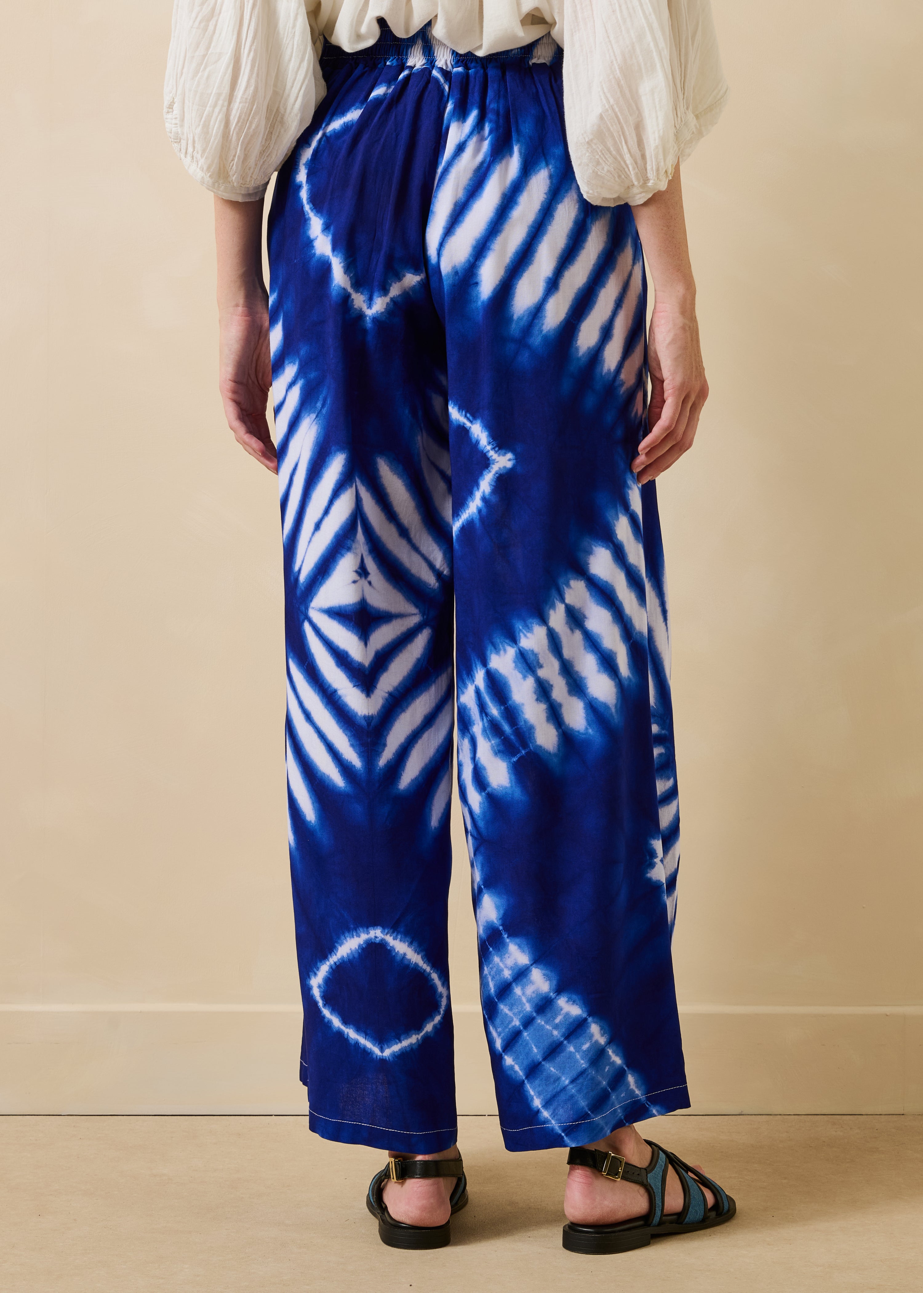 Pantalon large bleu à imprimé ceinturé