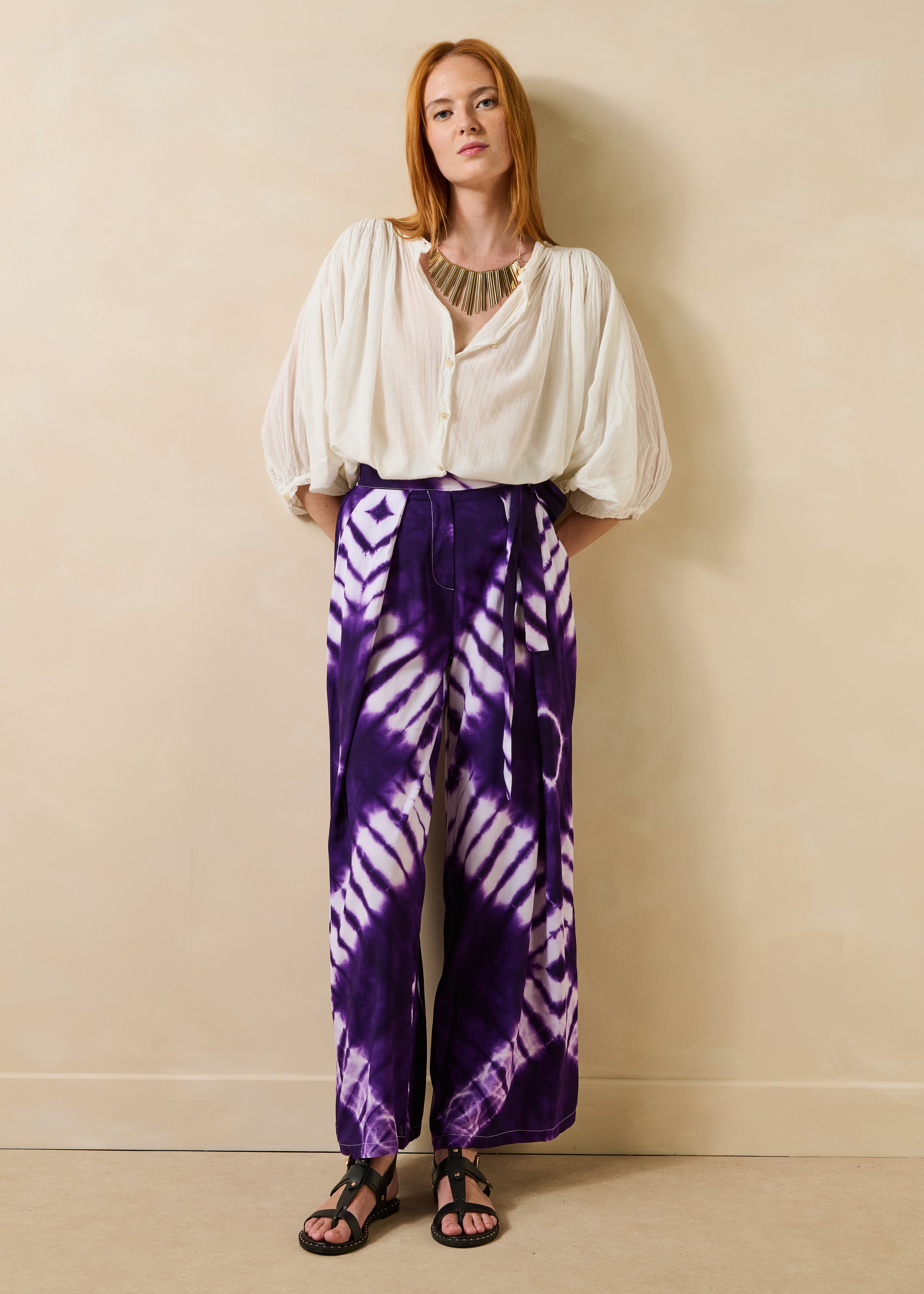 Pantalon large violet à imprimé ceinturé