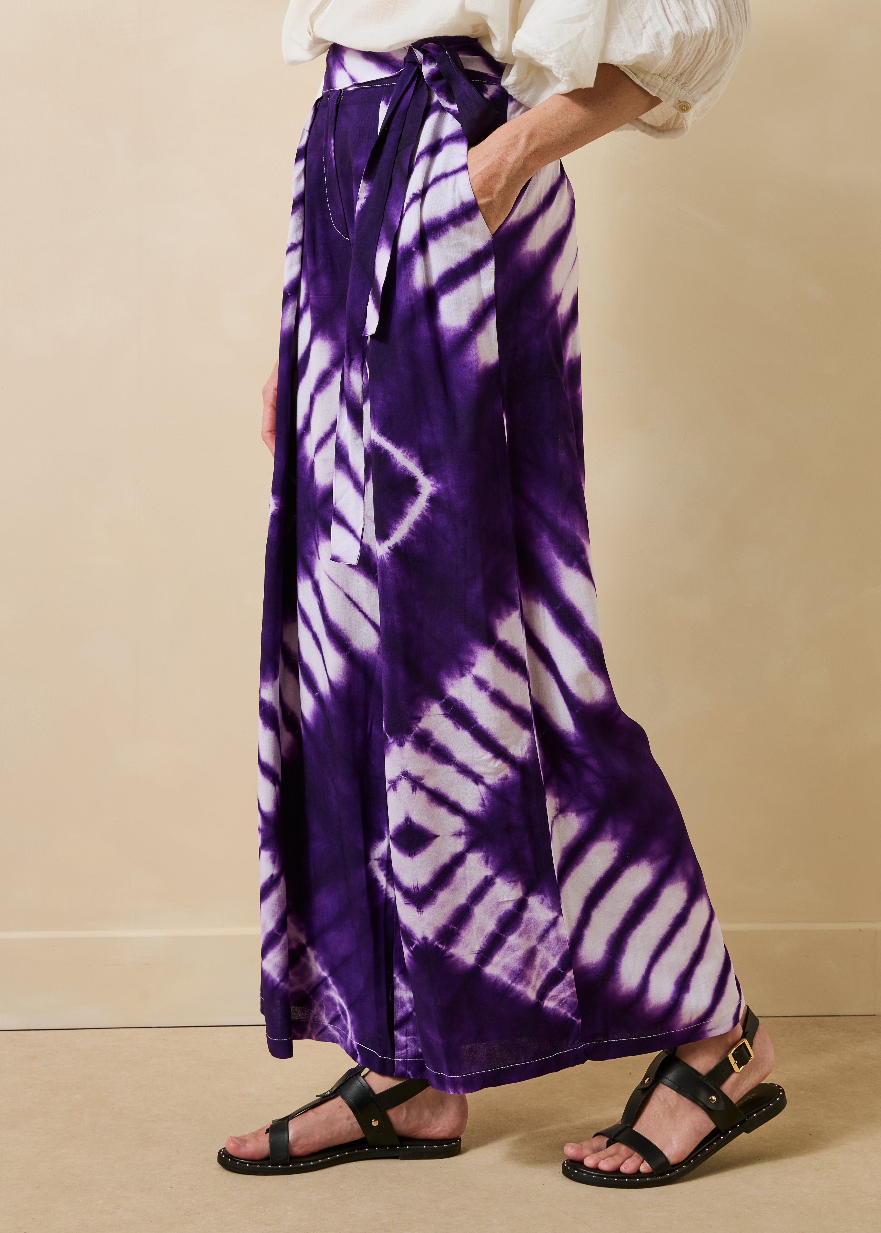 Pantalon large violet à imprimé ceinturé