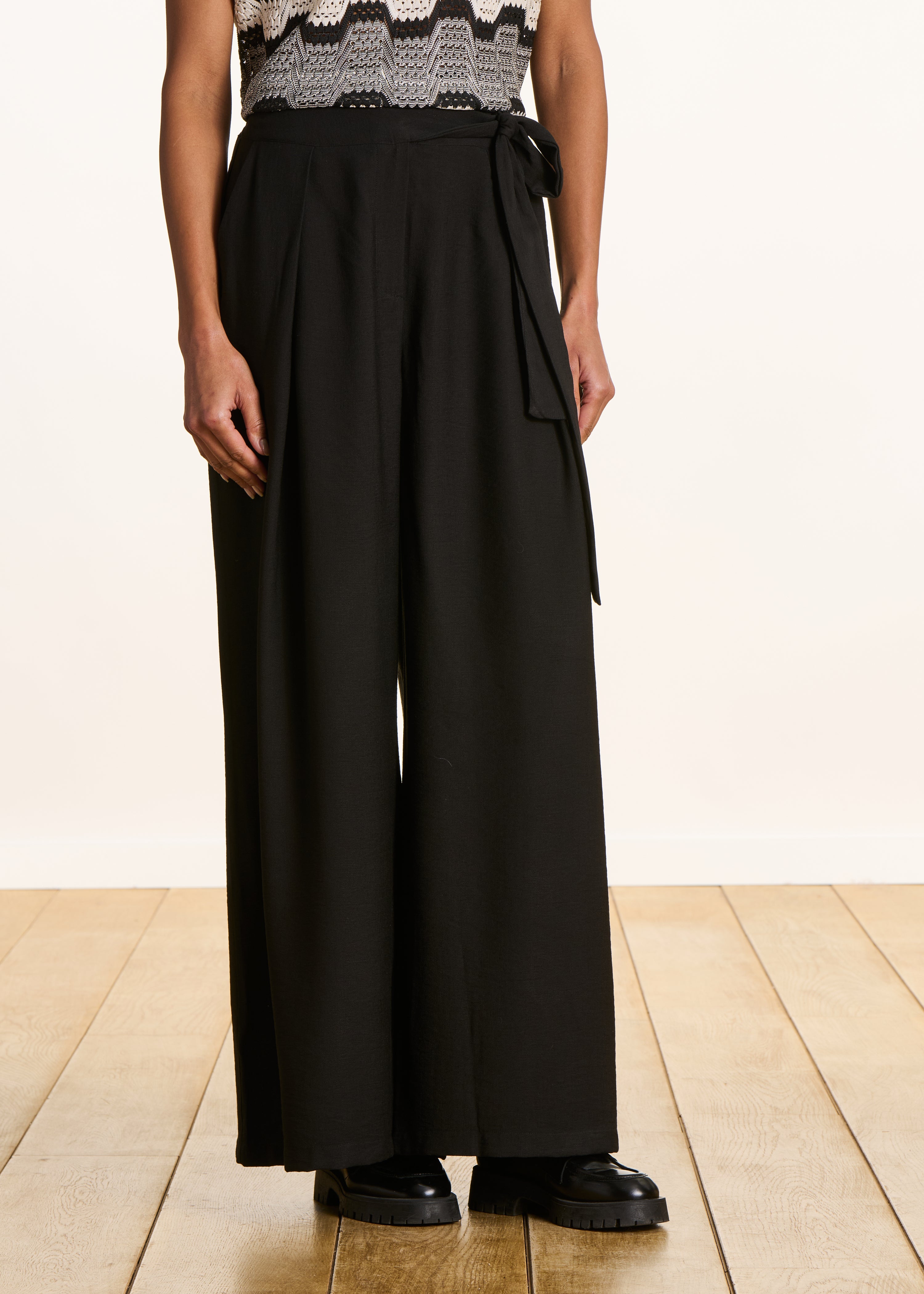 Pantalon large noir en jacquard