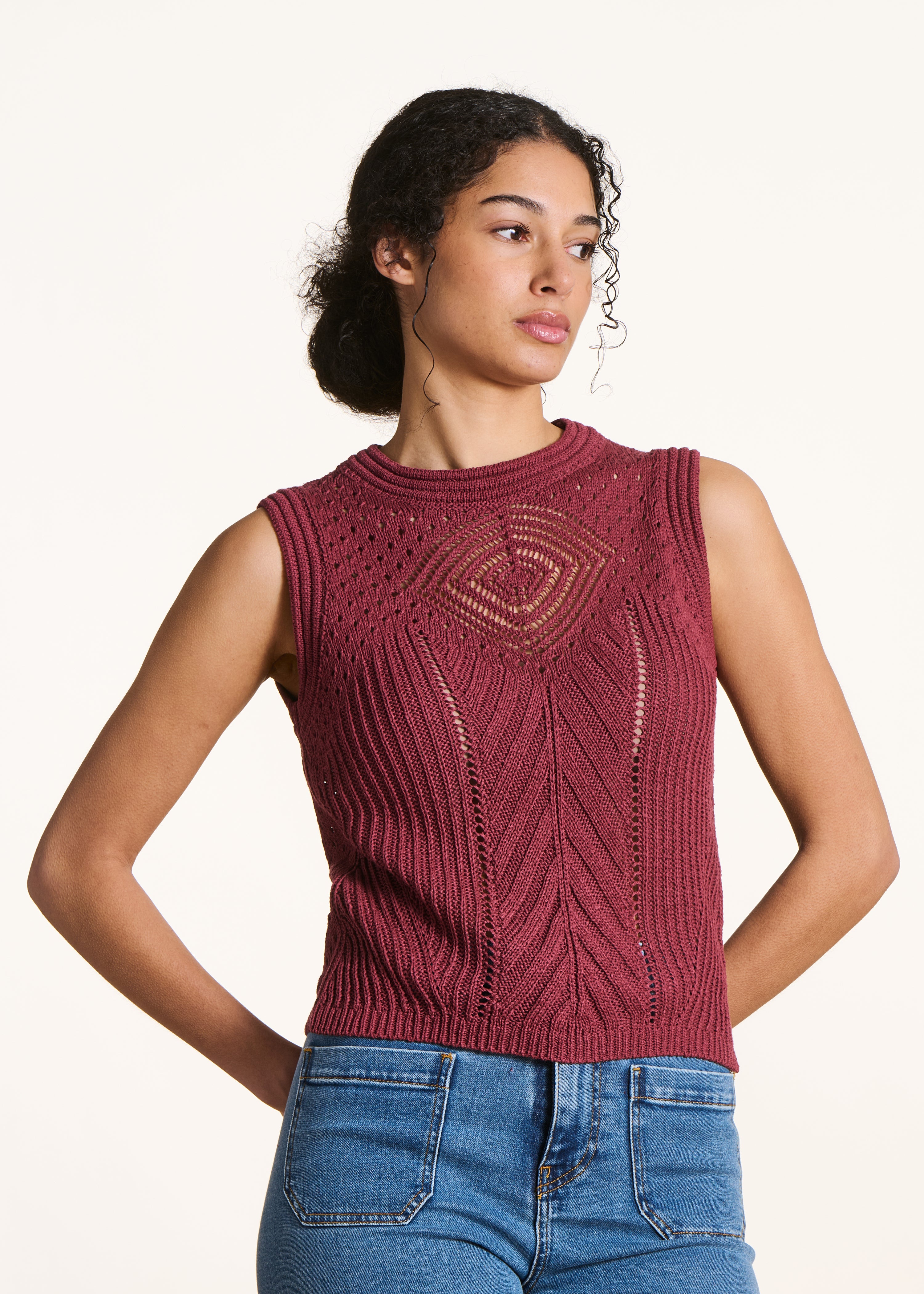 Sleeveless burgundy sweater in openwork crochet knit