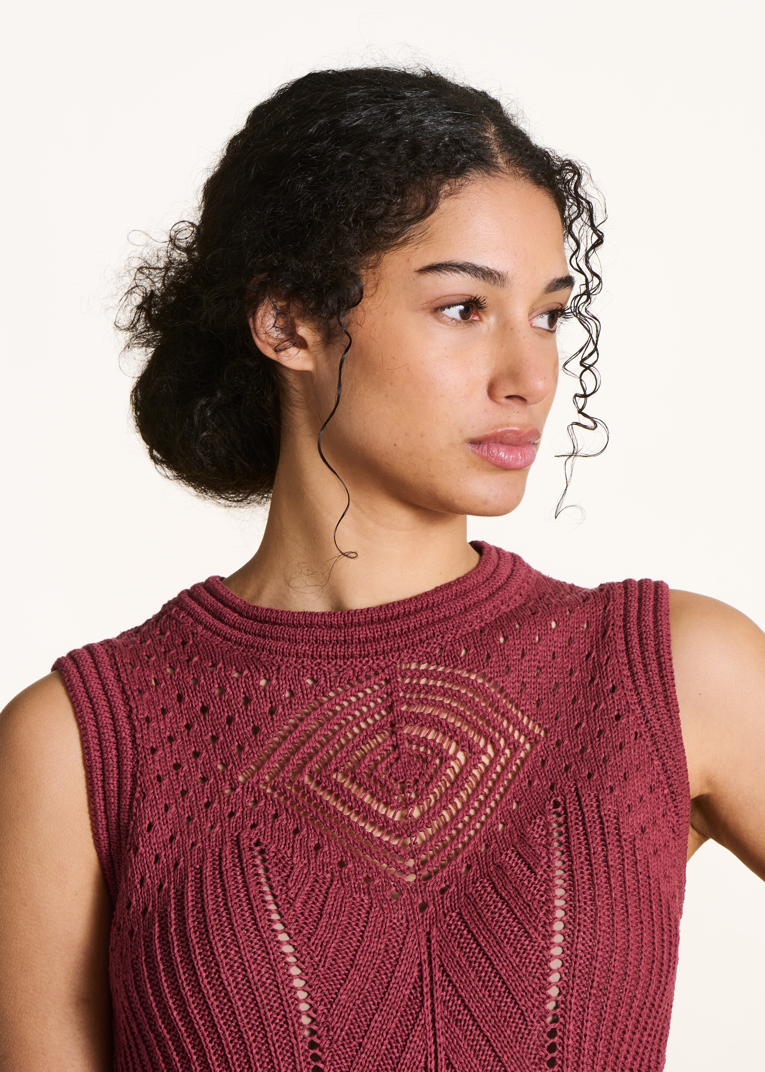 Sleeveless burgundy sweater in openwork crochet knit