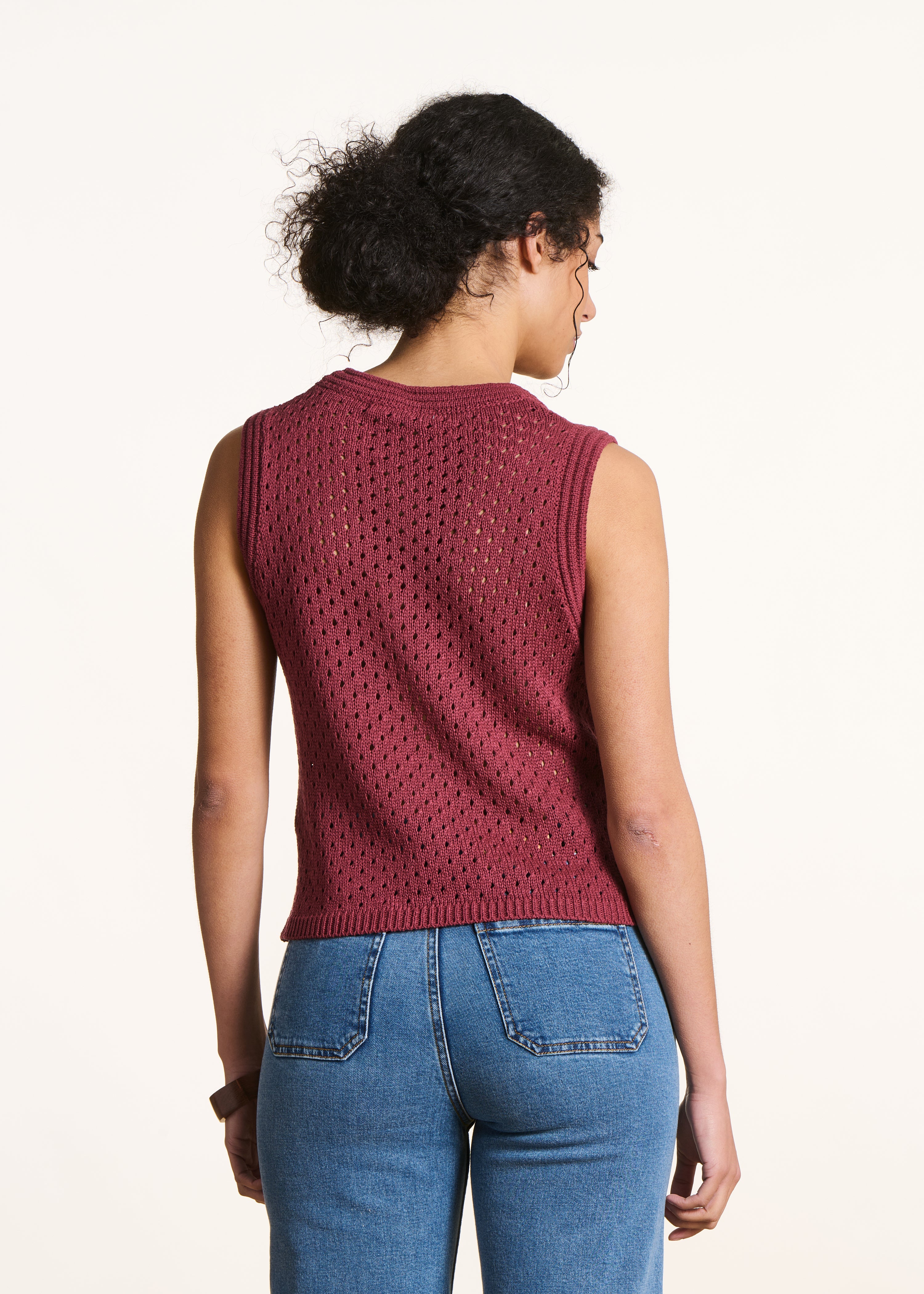 Sleeveless burgundy sweater in openwork crochet knit