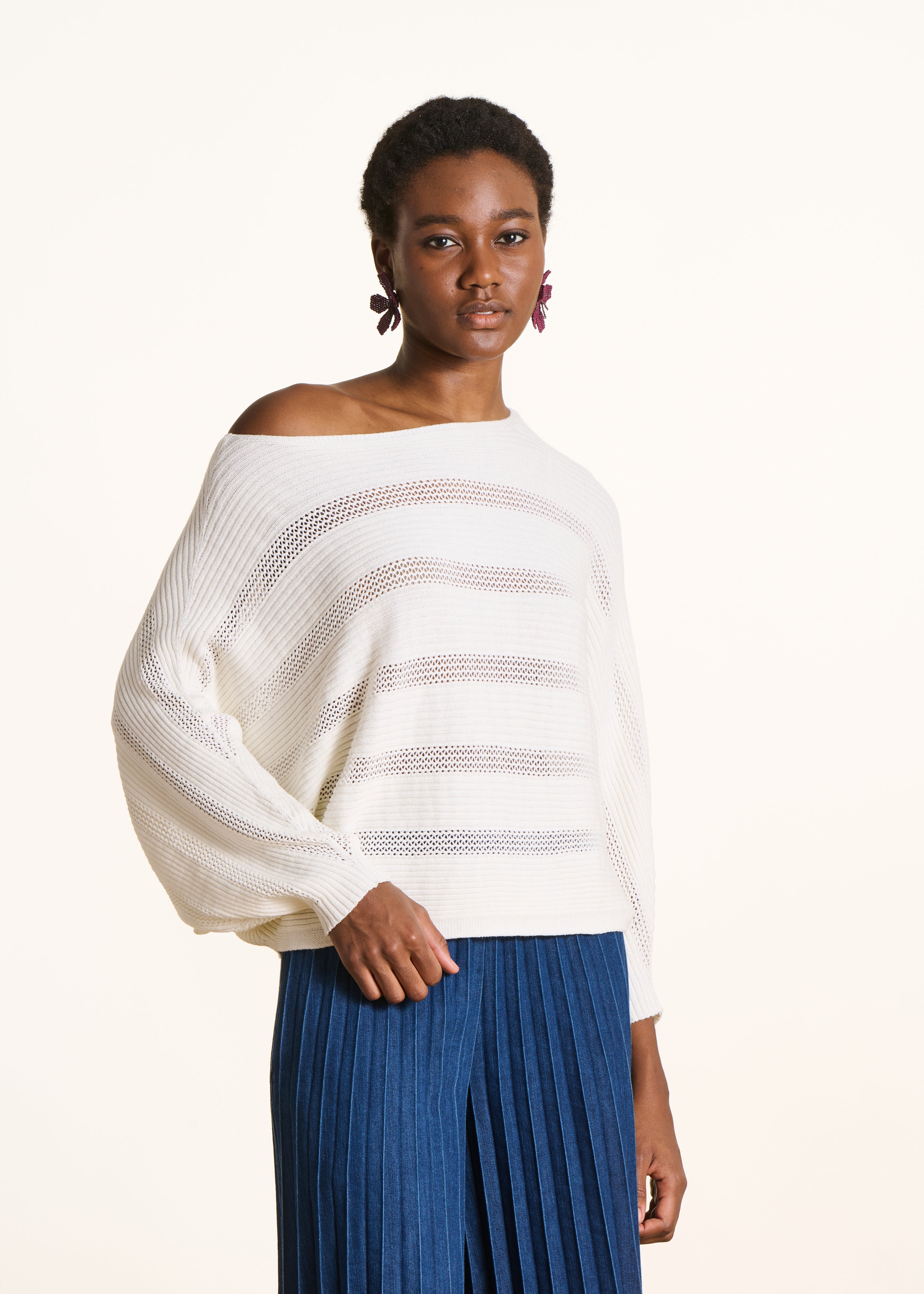 Weißer Cape-Pullover mit langen Ärmeln