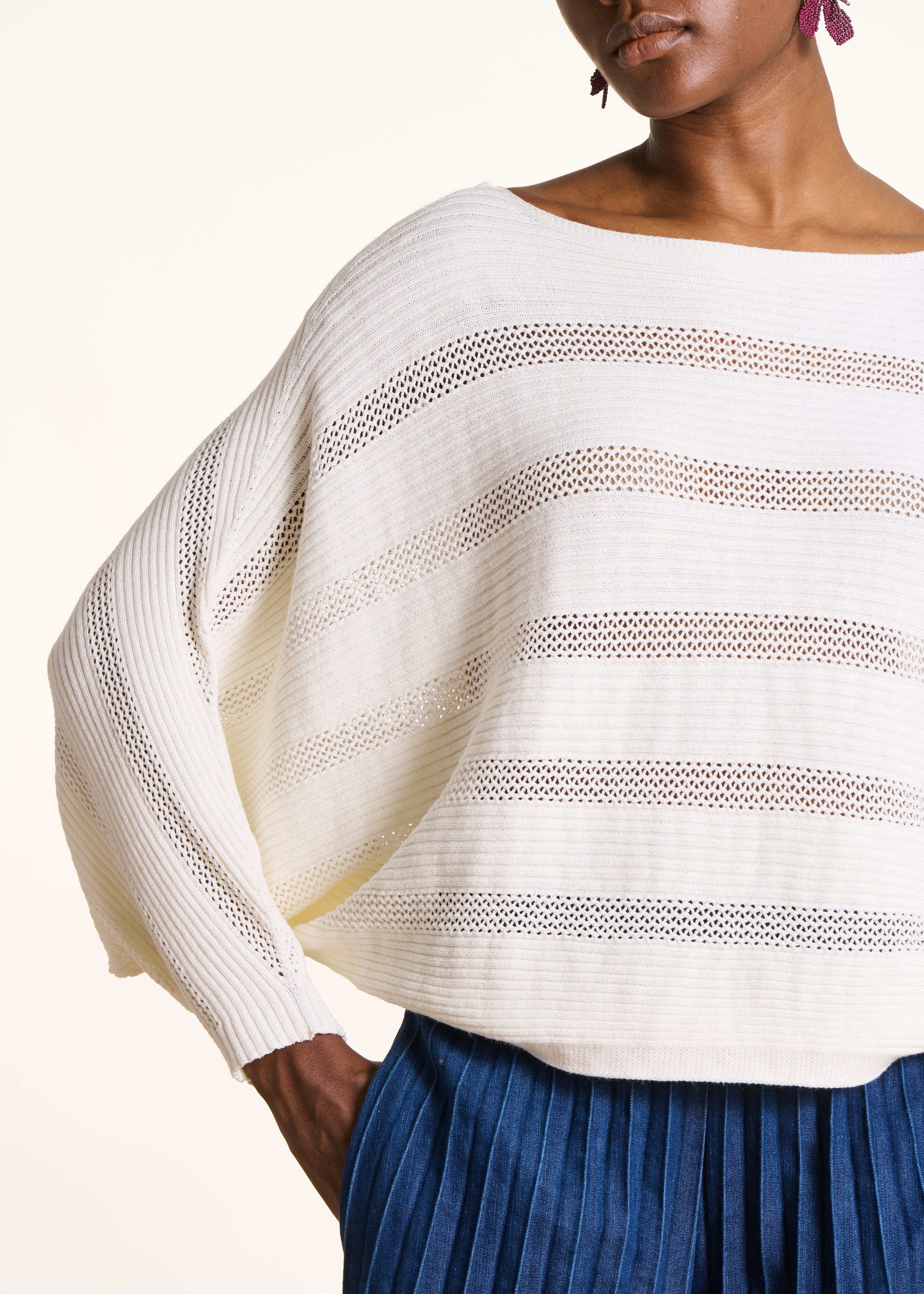 Weißer Cape-Pullover mit langen Ärmeln