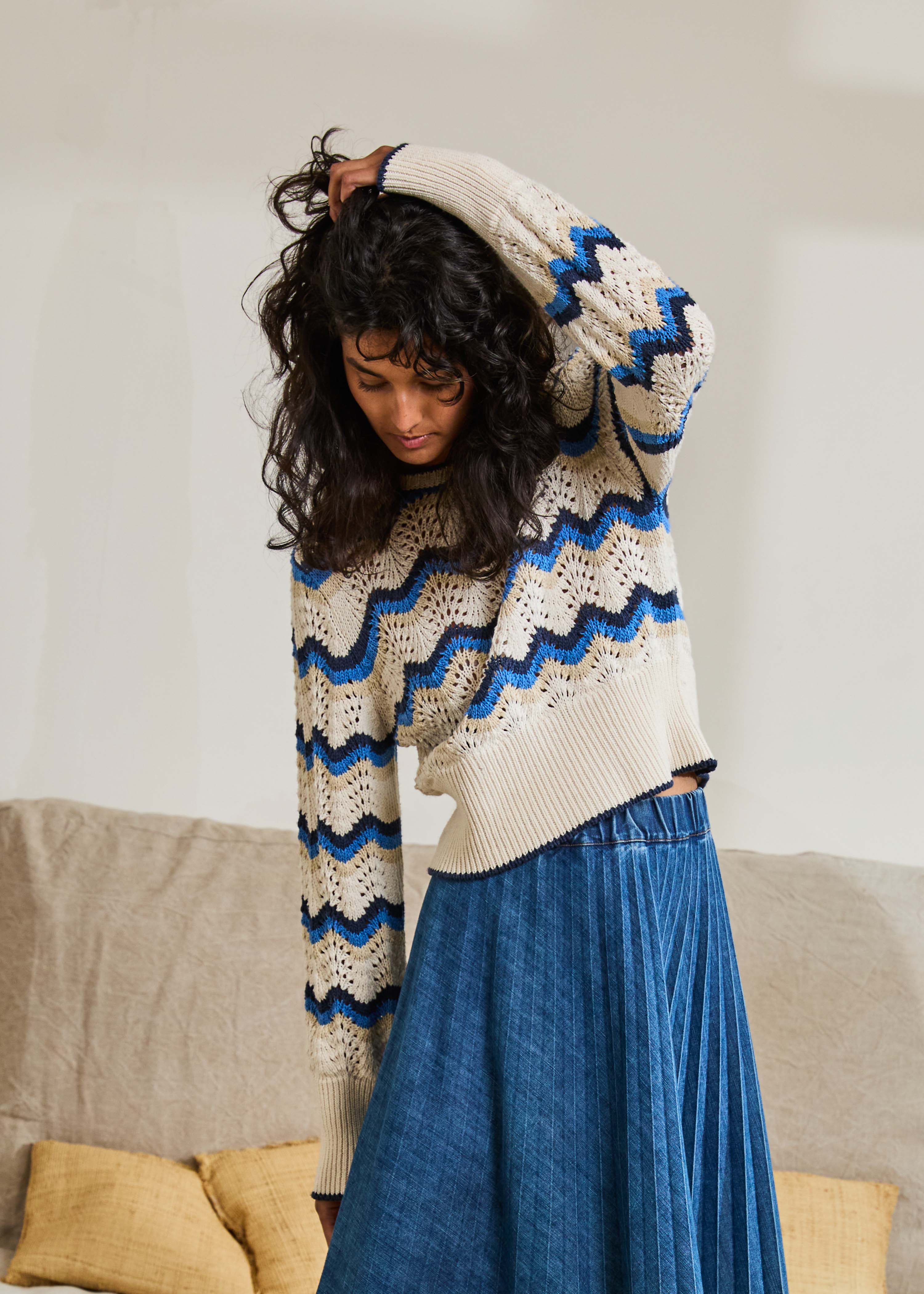 Kurzer Pullover aus weißer und blauer Häkelstrickware