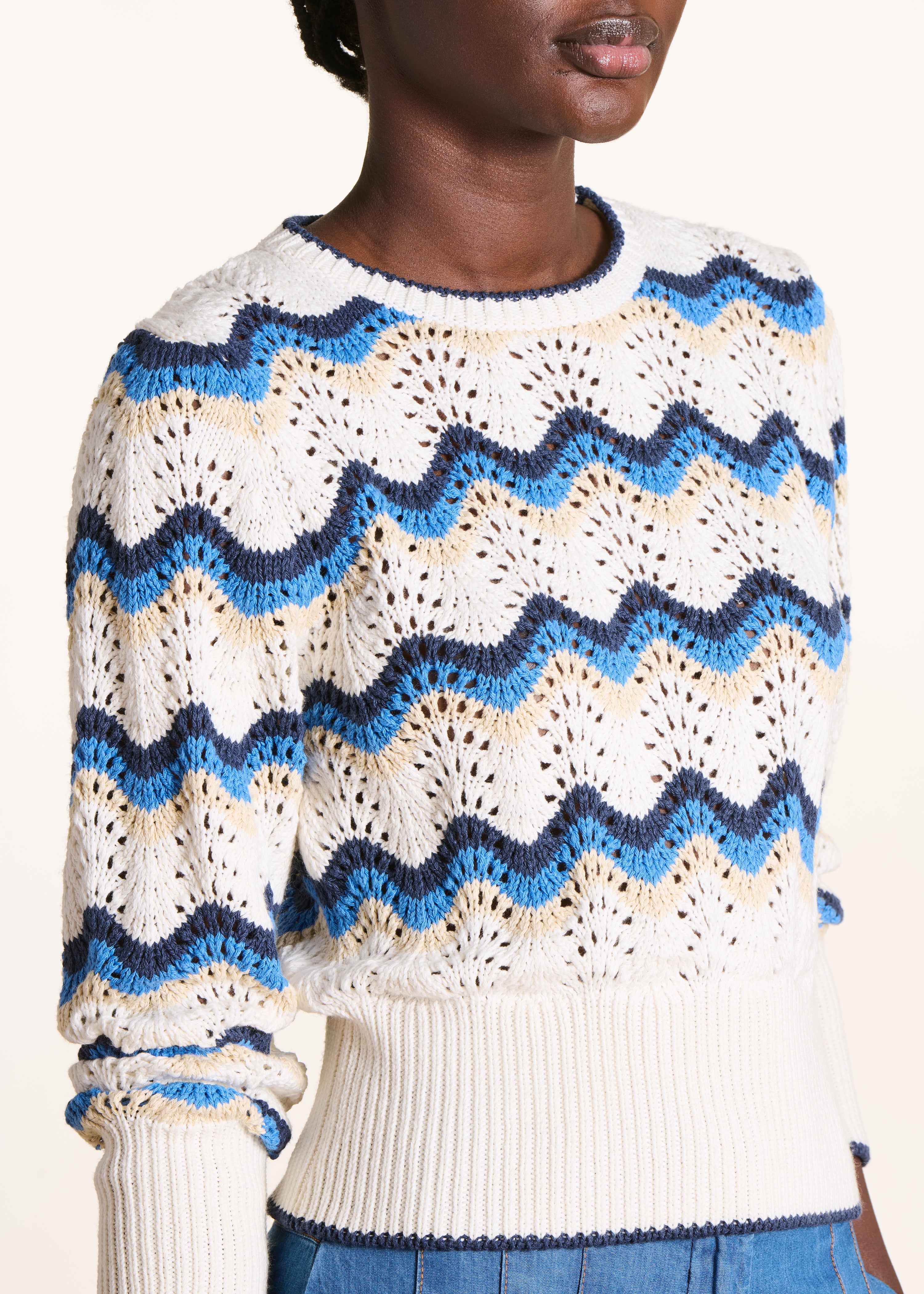 Kurzer Pullover aus weißer und blauer Häkelstrickware
