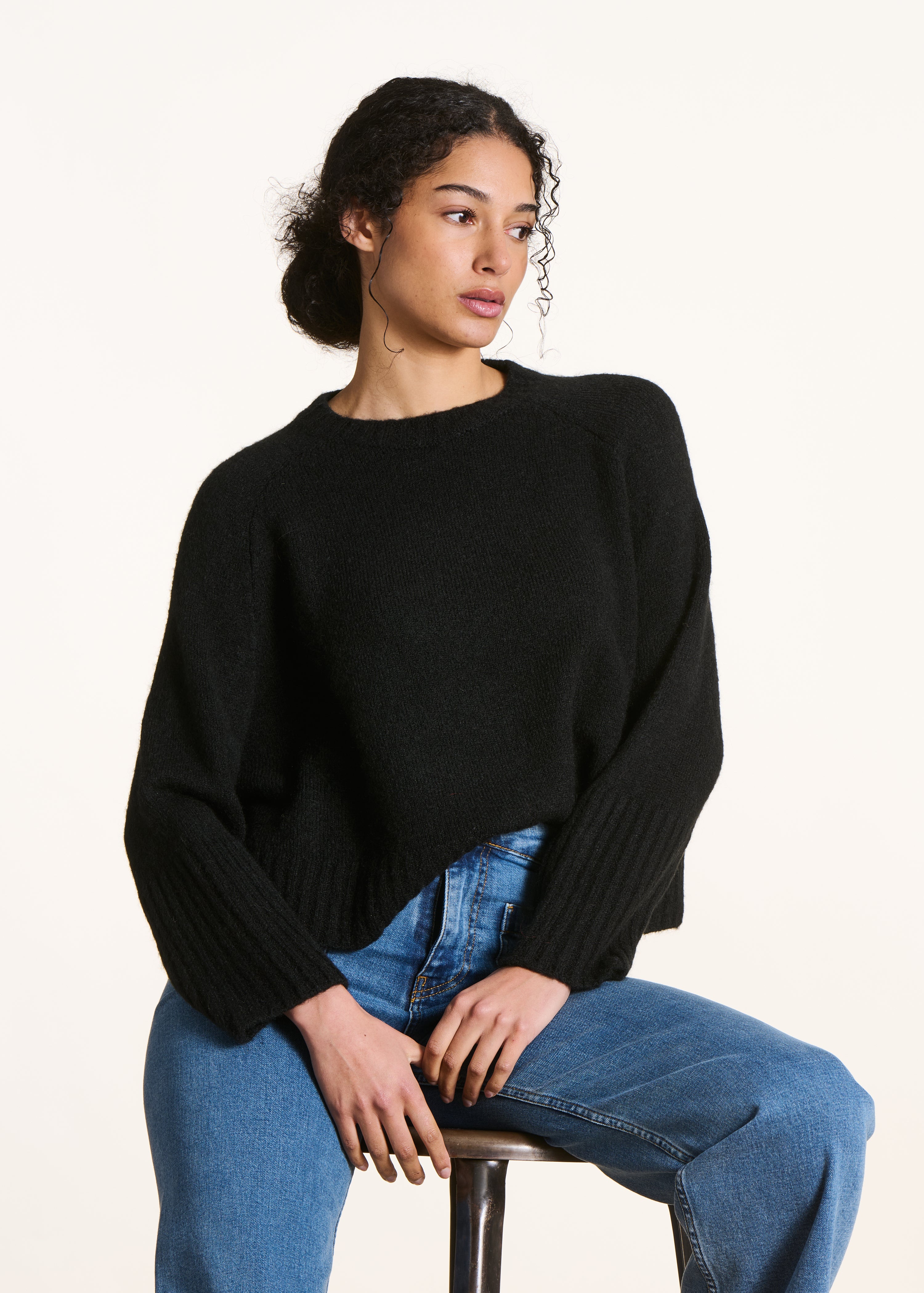 Schwarzer Cape-Pullover aus weichem Strick