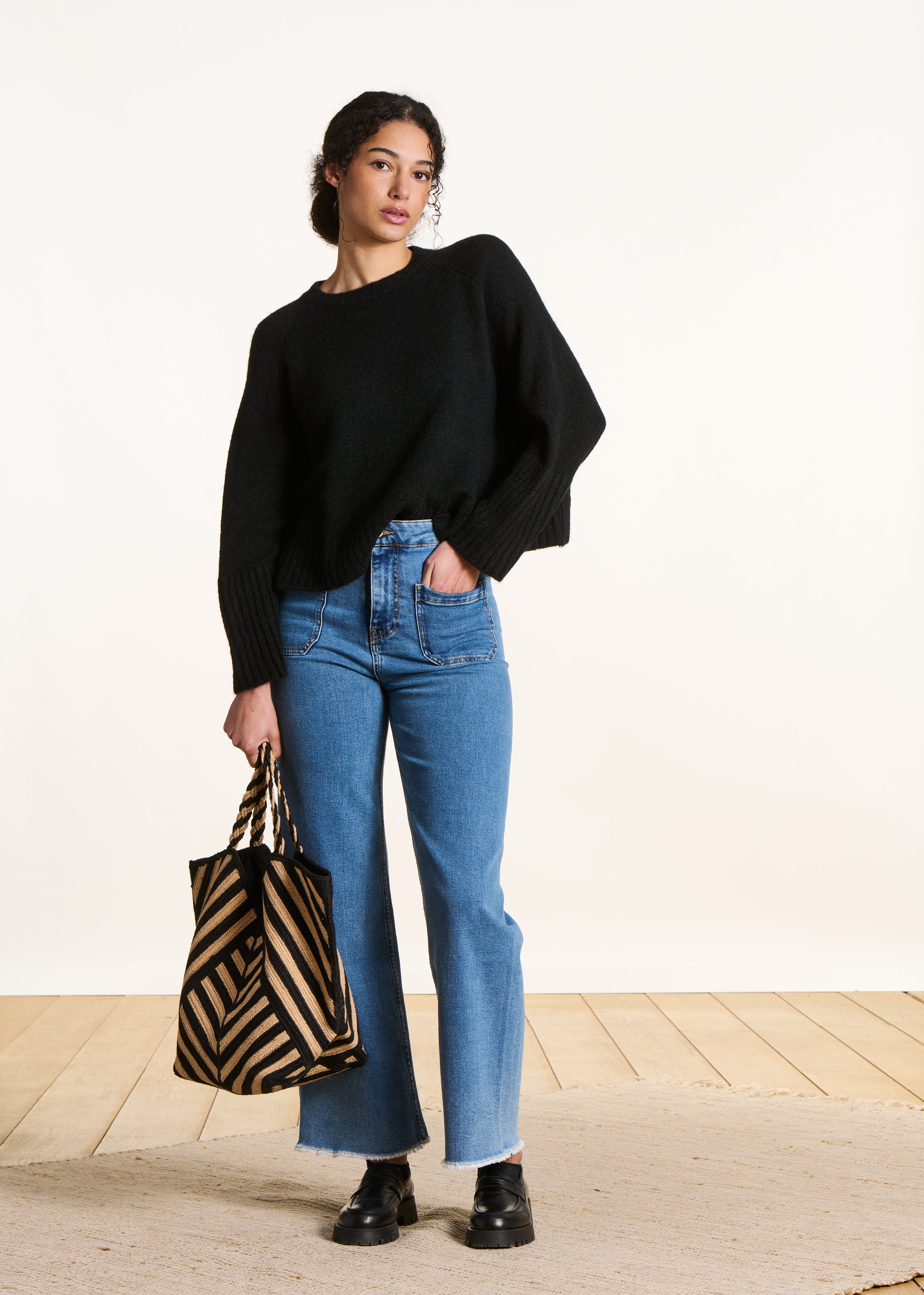 Schwarzer Cape-Pullover aus weichem Strick