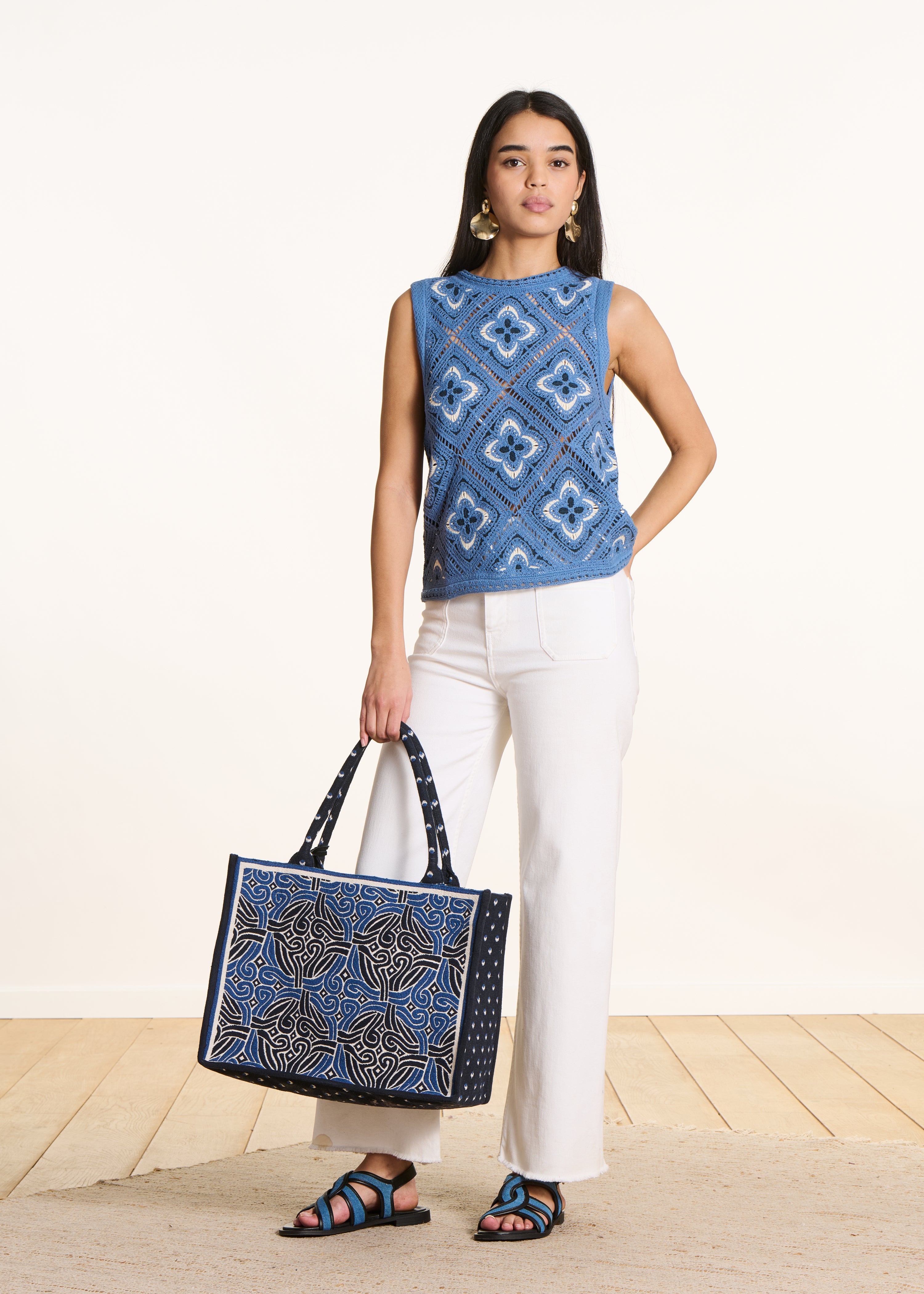 Camisola azul sem mangas em malha de crochet