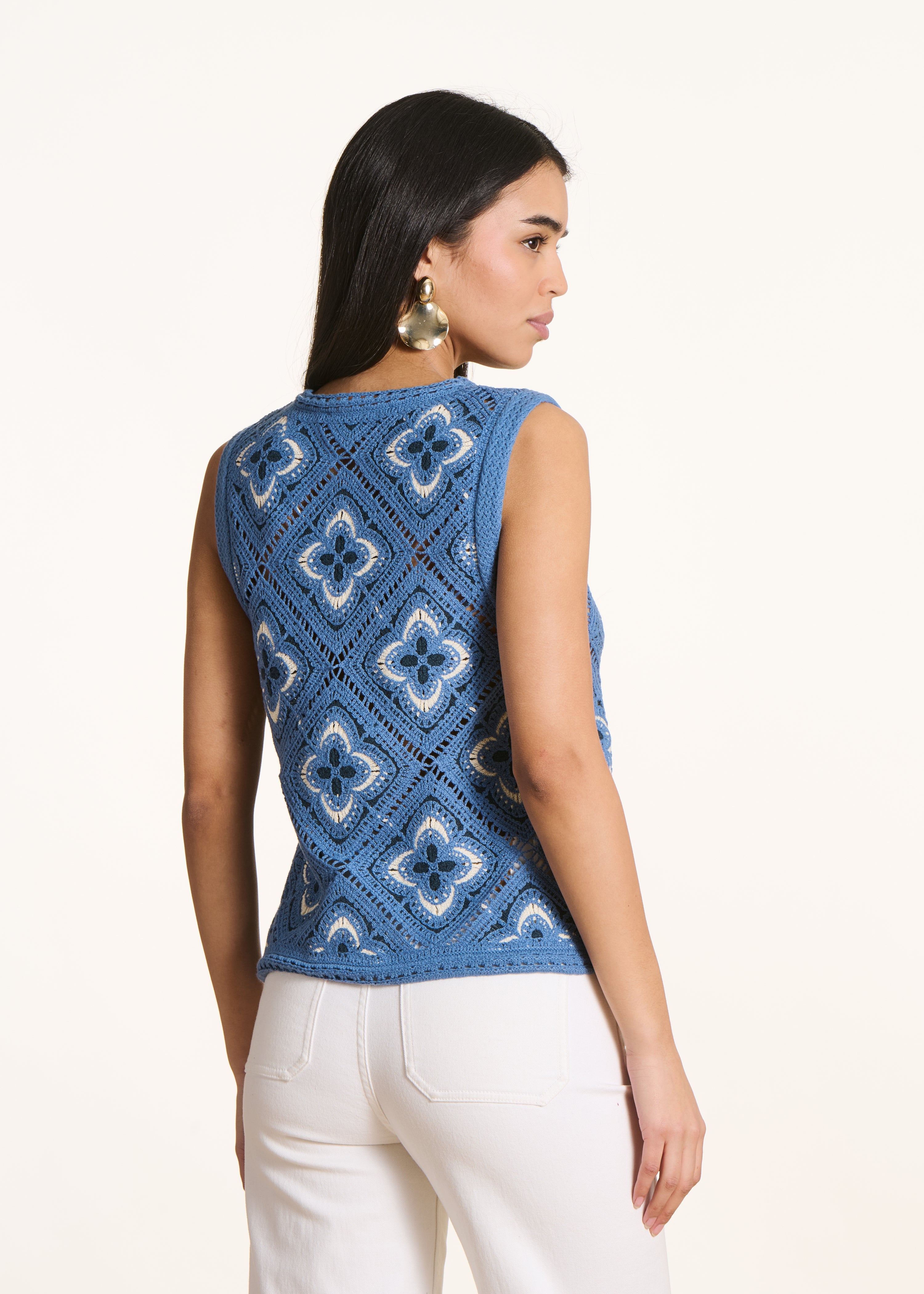 Camisola azul sem mangas em malha de crochet