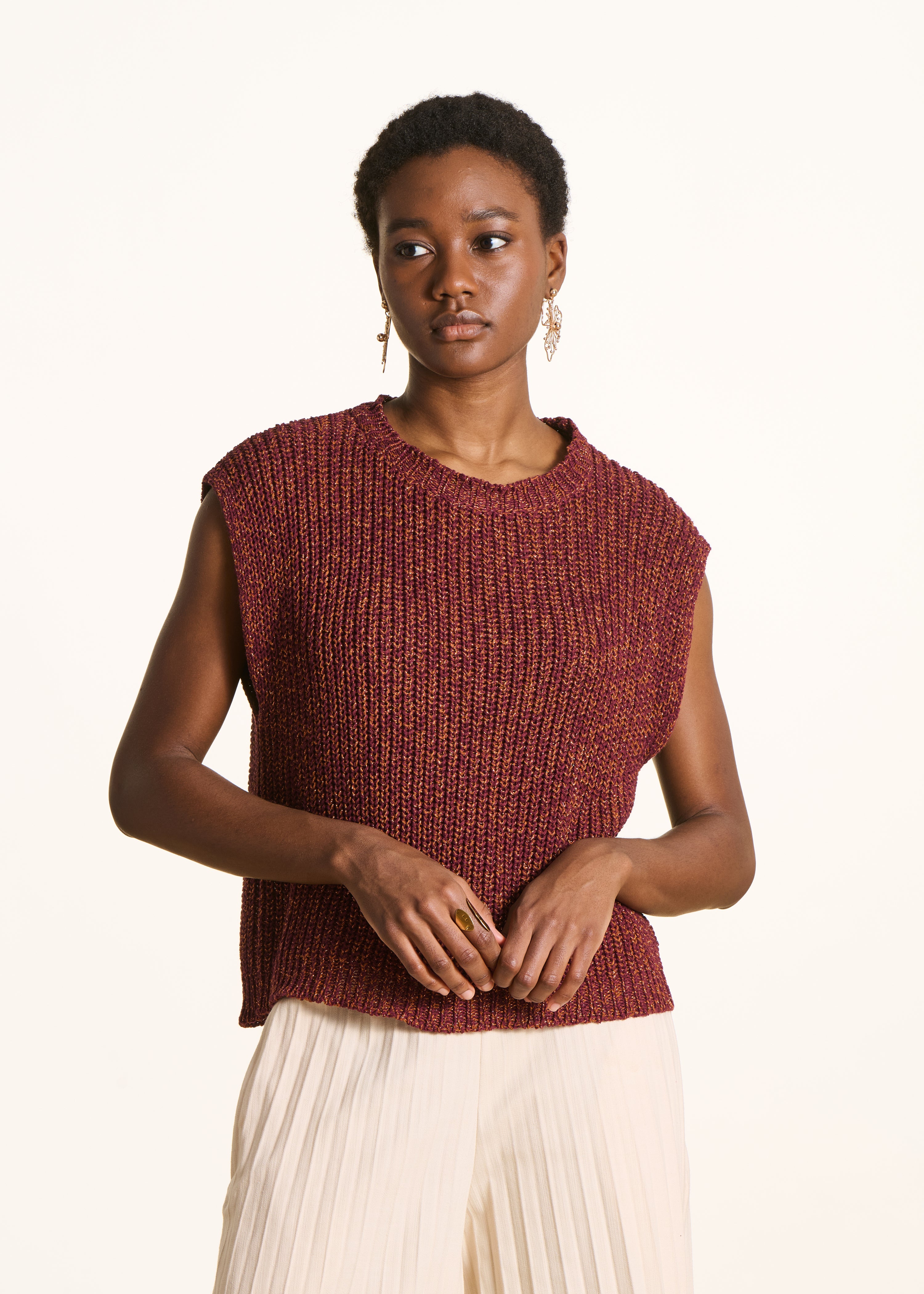 Brauner Pullover aus irisierendem Strick mit Rundhalsausschnitt
