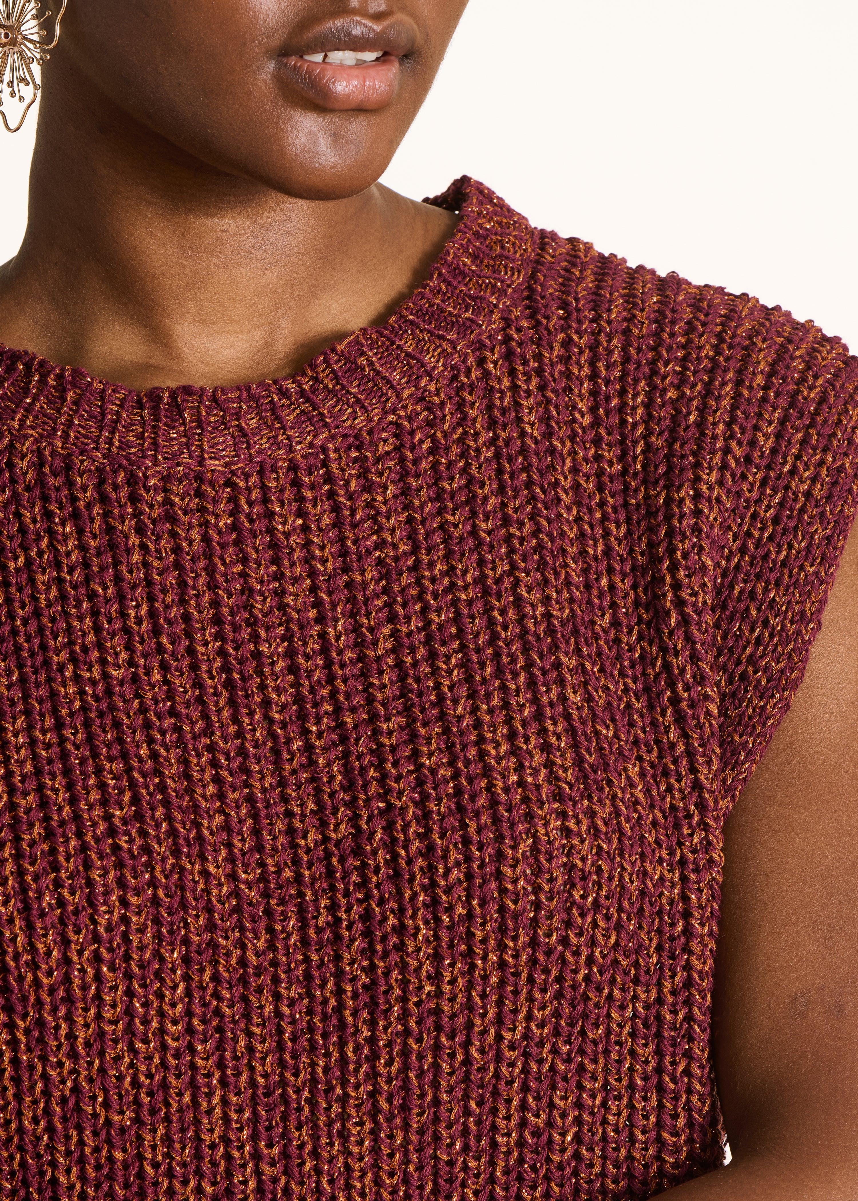 Brauner Pullover aus irisierendem Strick mit Rundhalsausschnitt
