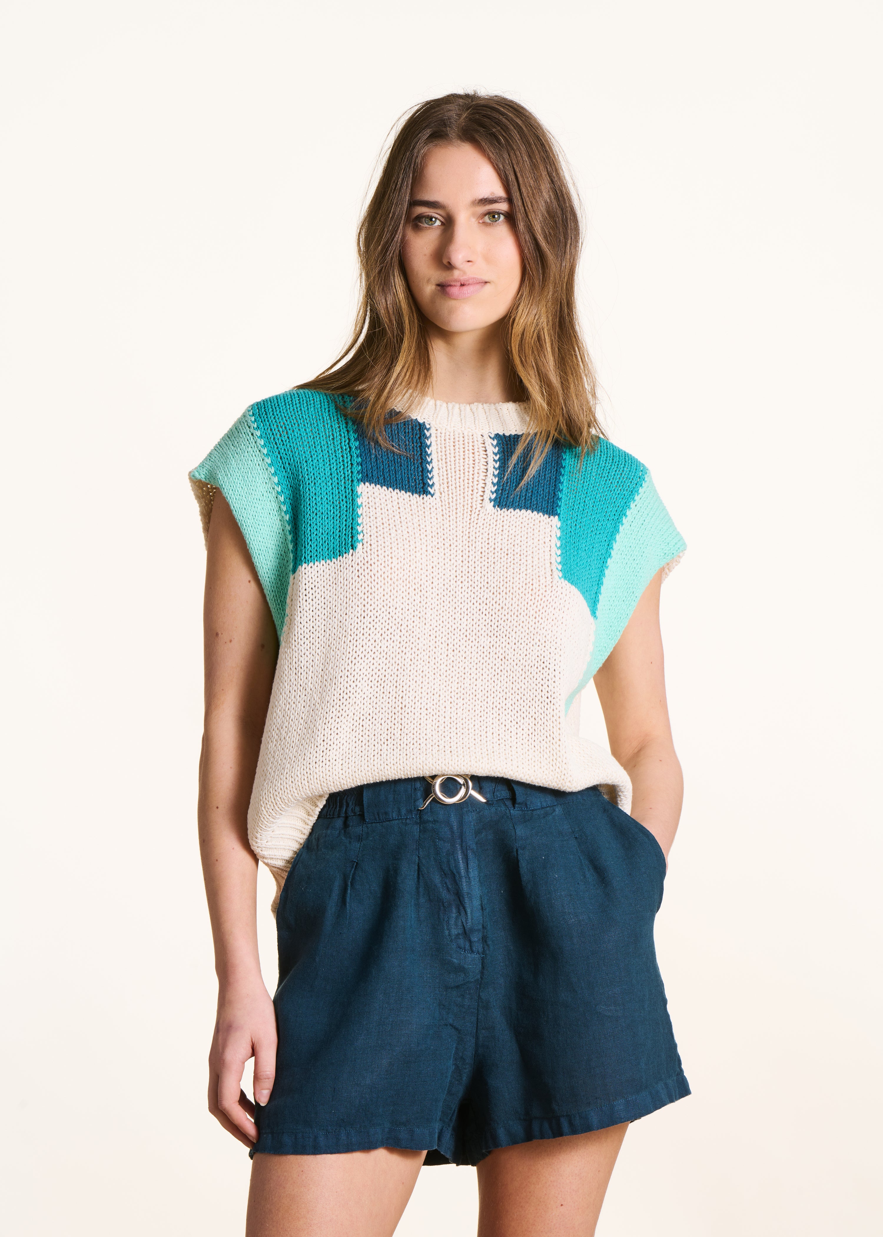 White and blue round neck short sleeve sweater