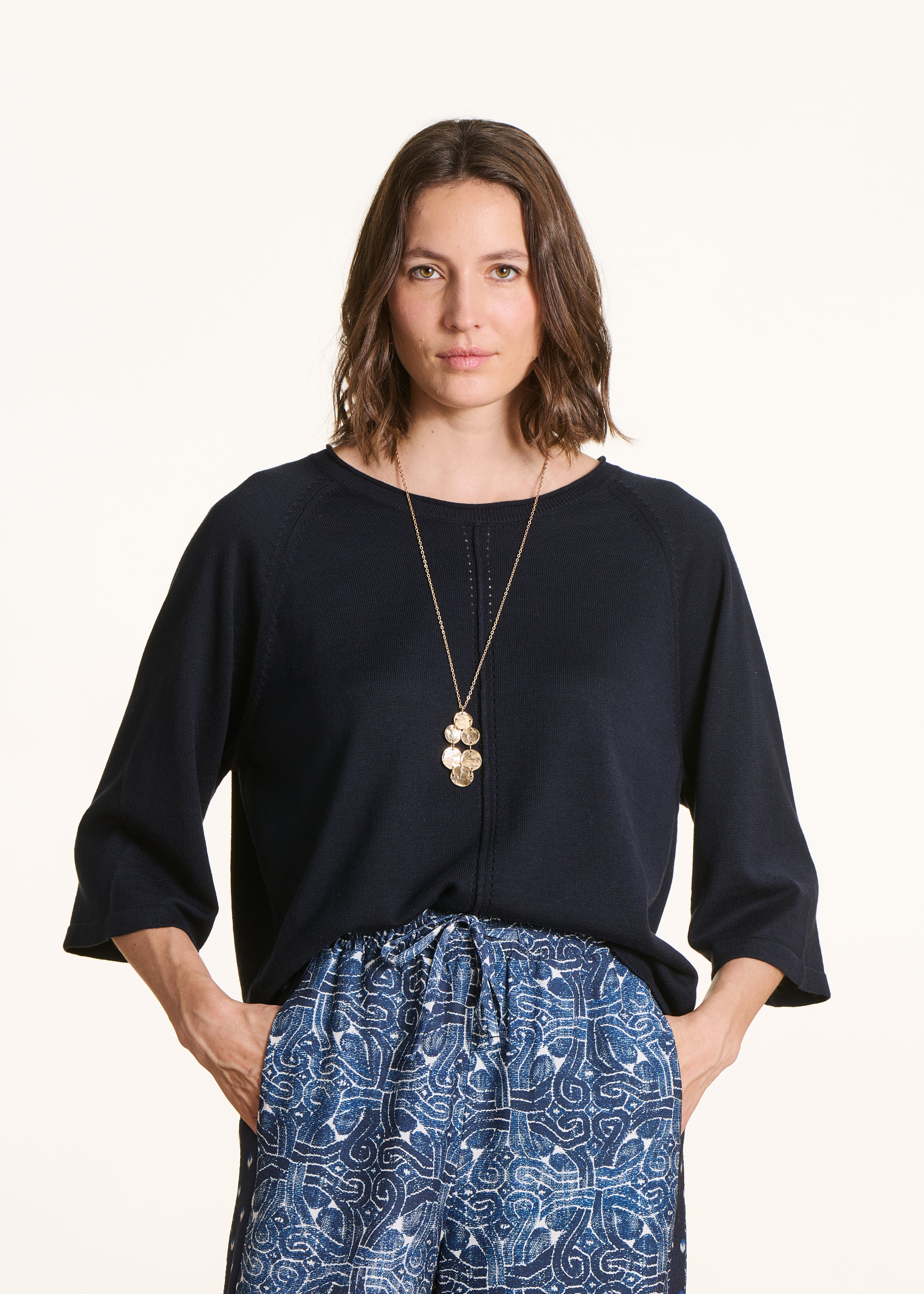 Dunkelblauer Oversize-Pullover aus feinem Strick mit Rundhalsausschnitt