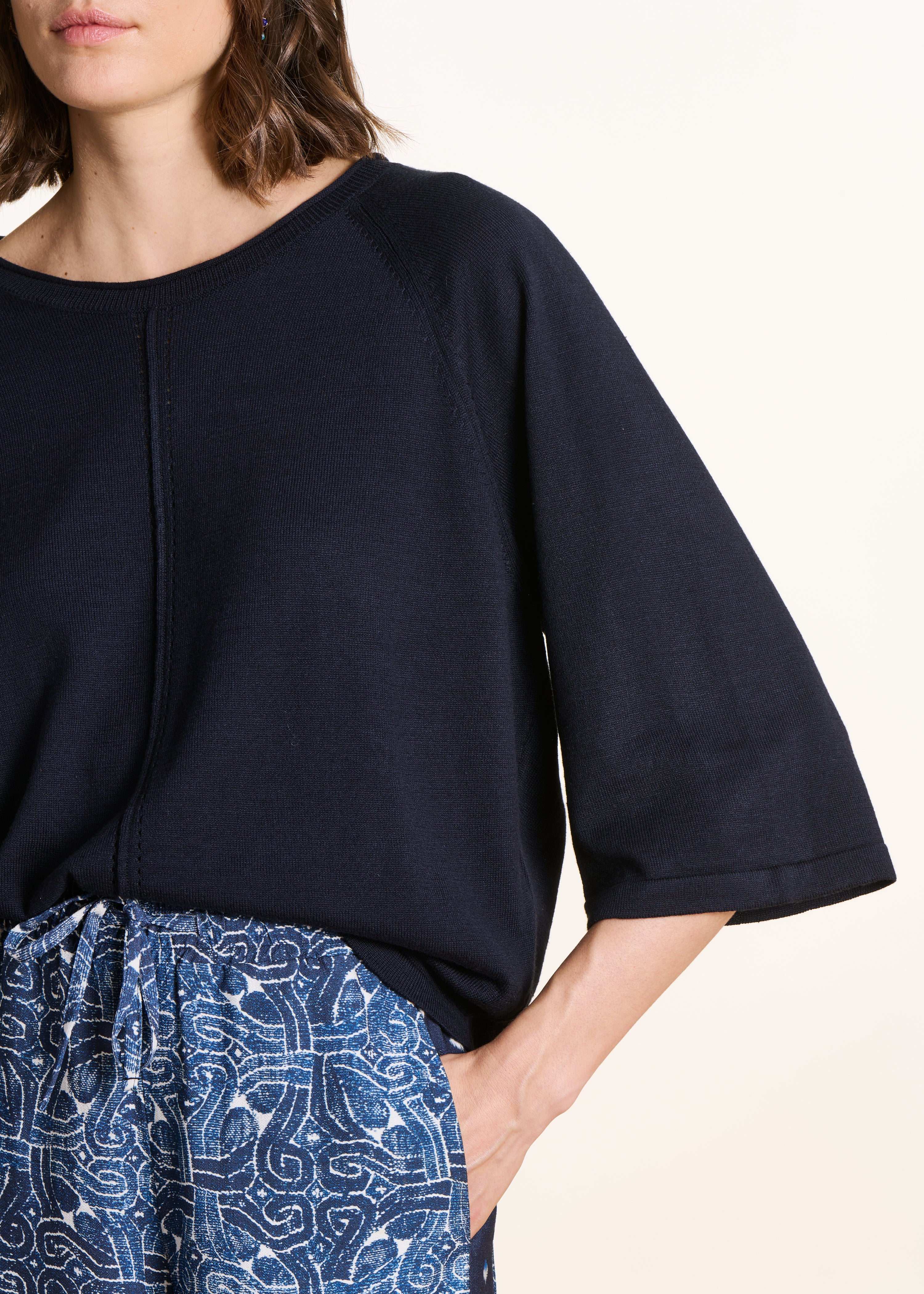 Dunkelblauer Oversize-Pullover aus feinem Strick mit Rundhalsausschnitt