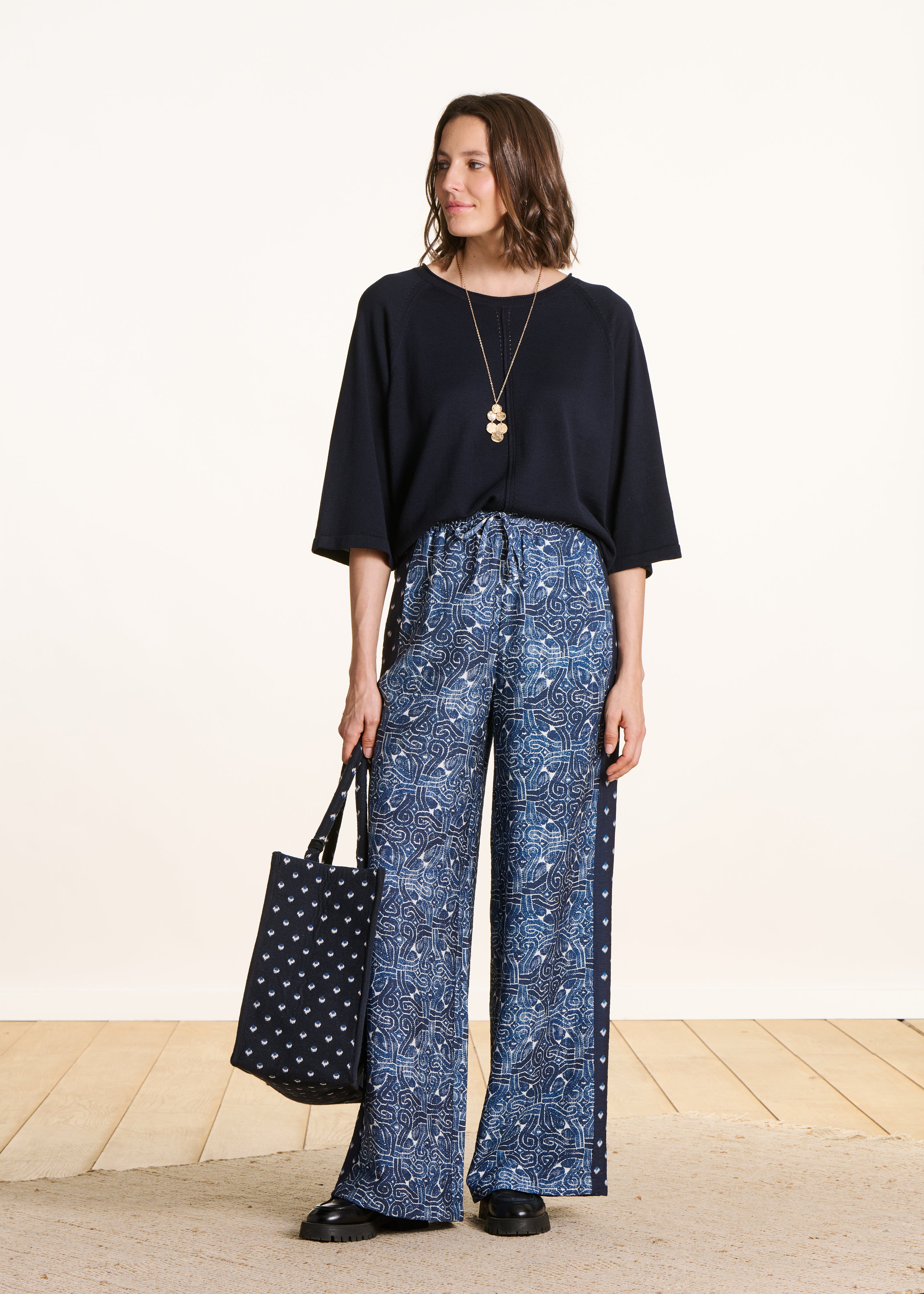 Dunkelblauer Oversize-Pullover aus feinem Strick mit Rundhalsausschnitt