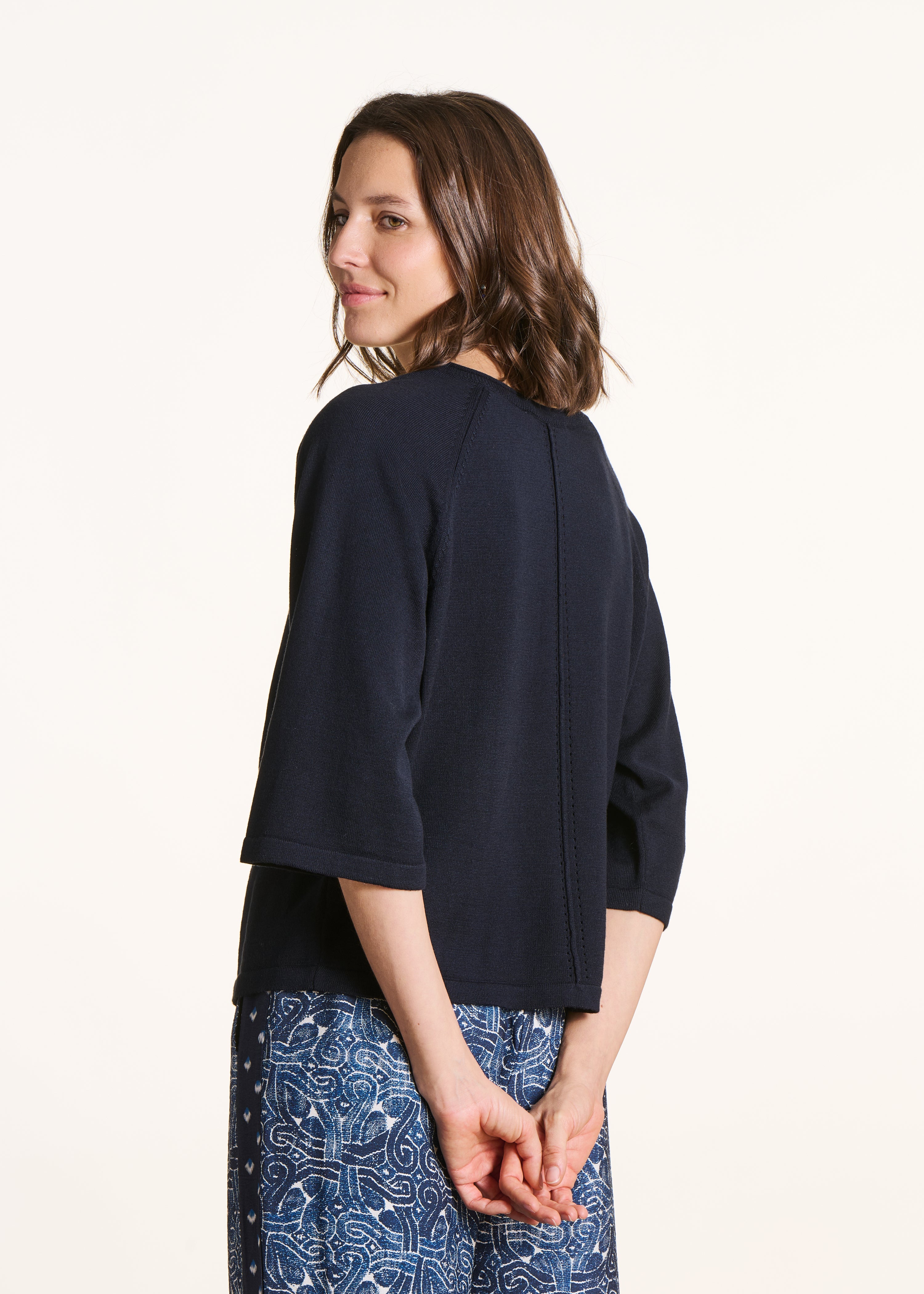 Dunkelblauer Oversize-Pullover aus feinem Strick mit Rundhalsausschnitt