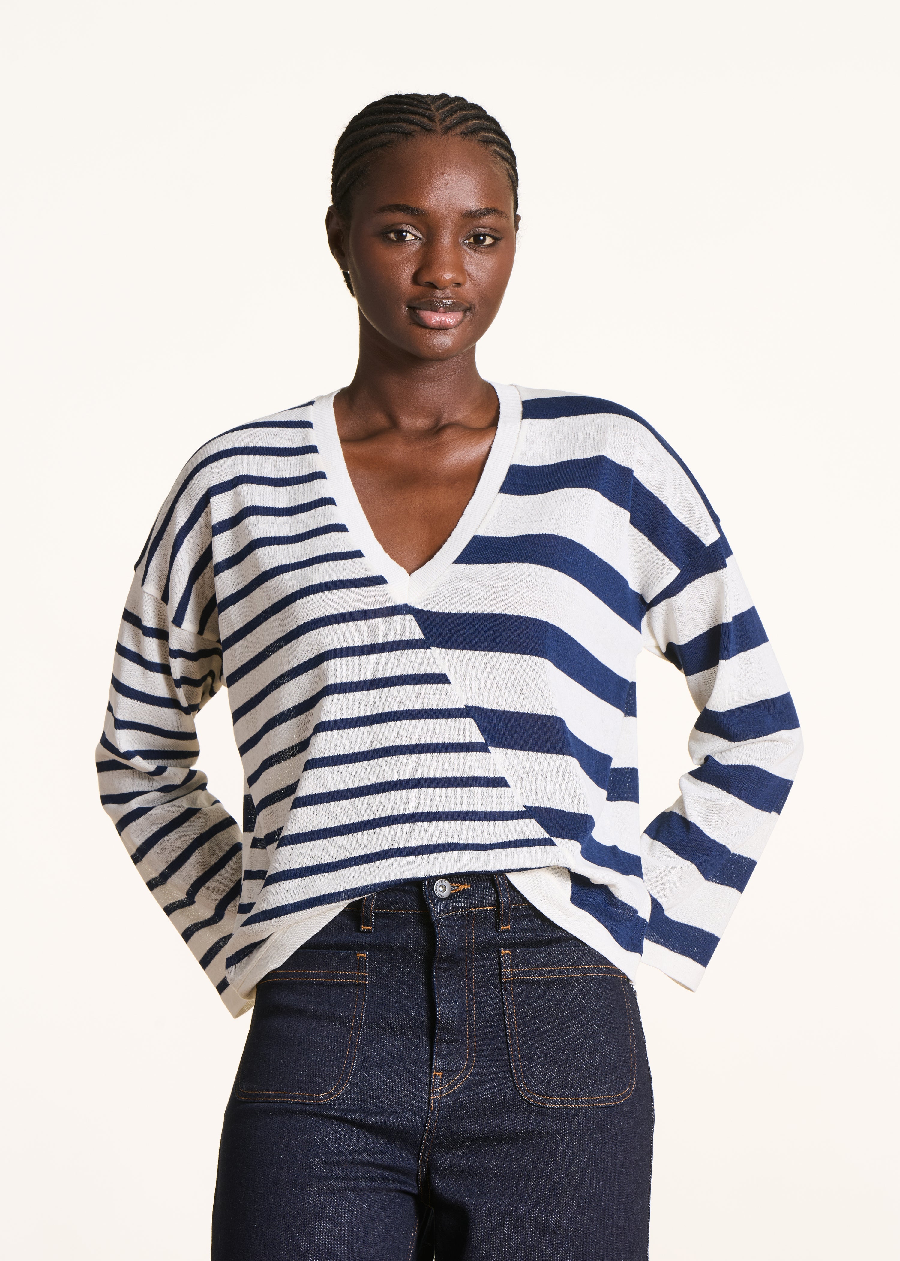 Maglione ampio écru a righe blu in maglia fine con scollo a V