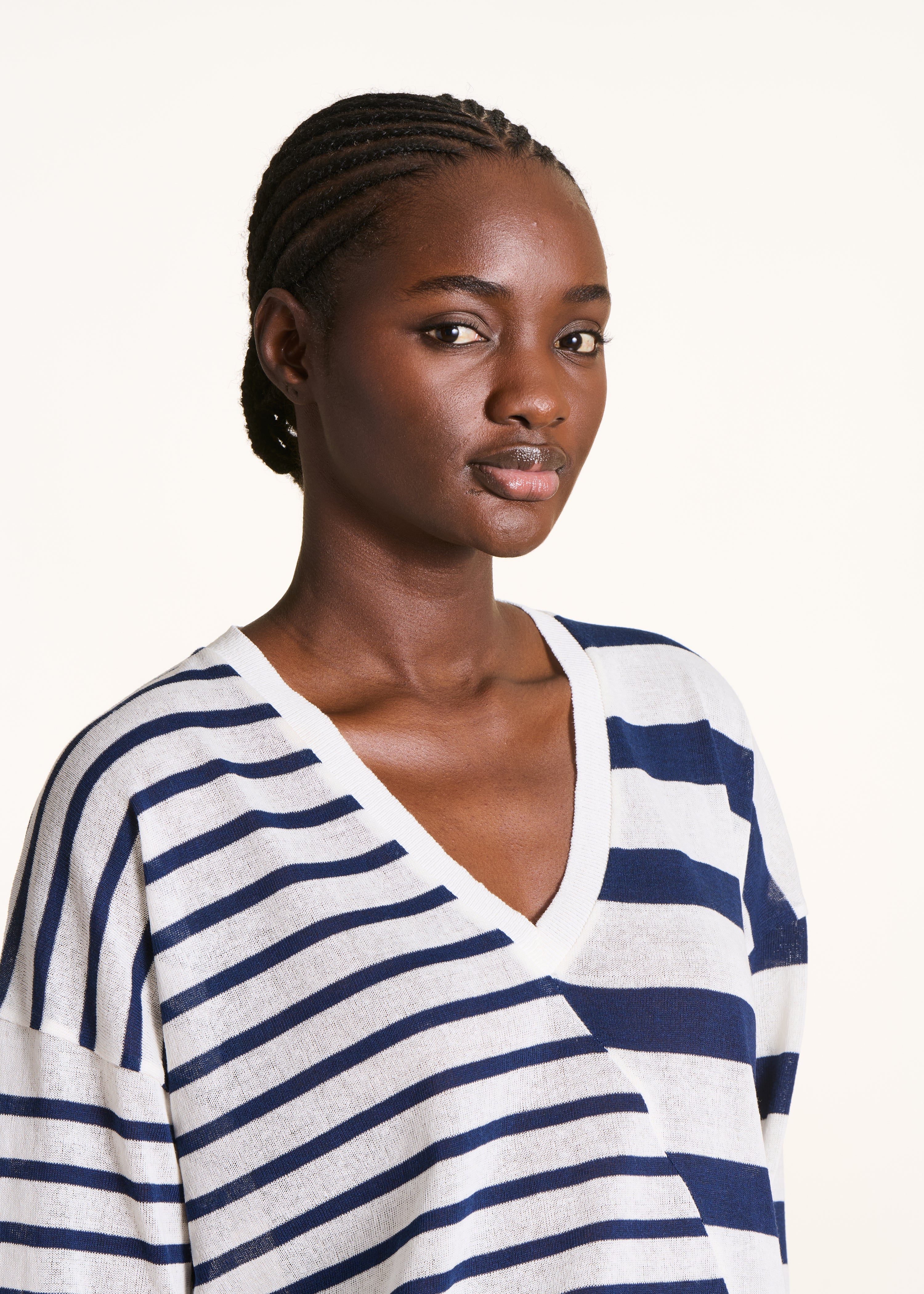 Maglione ampio écru a righe blu in maglia fine con scollo a V