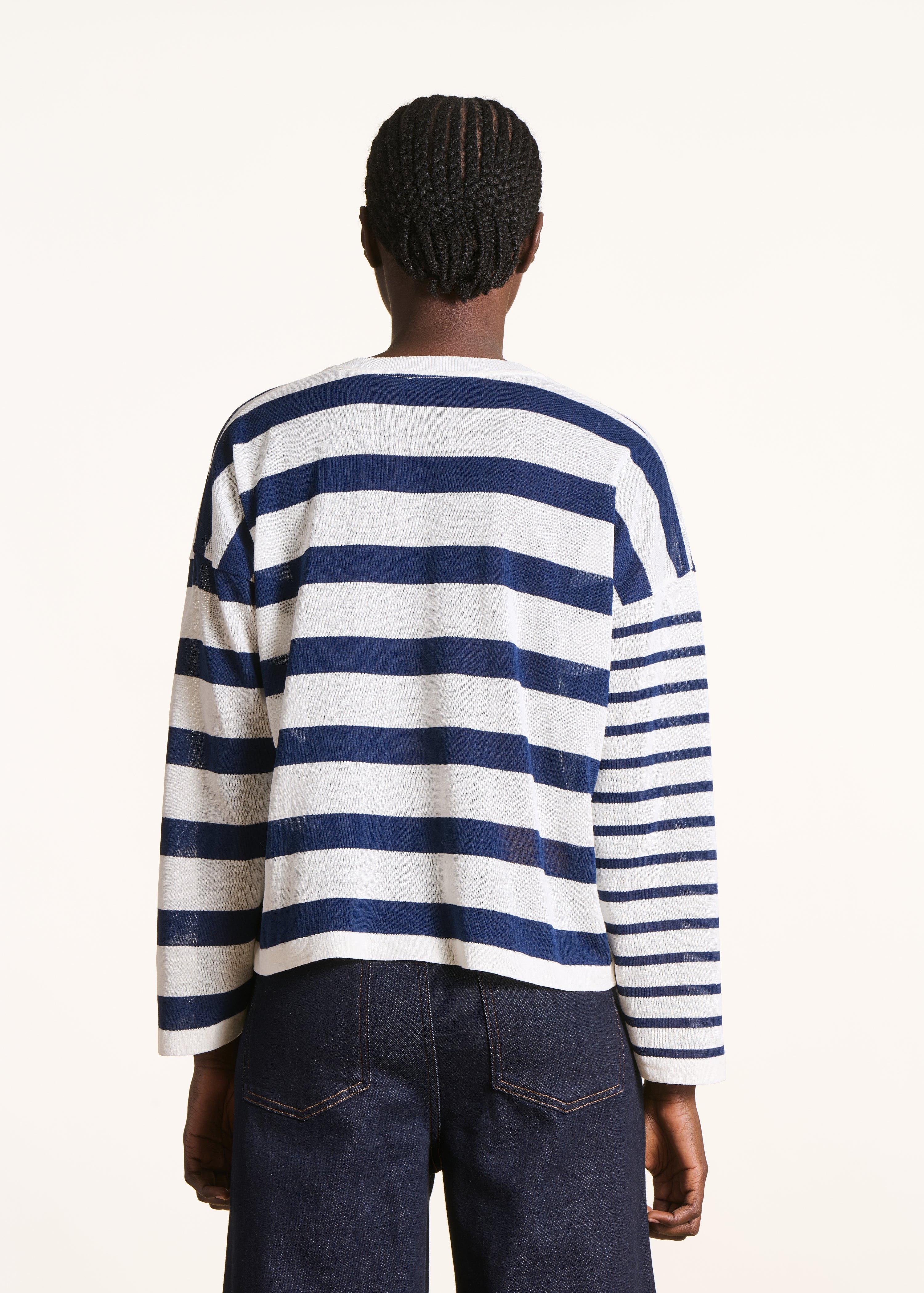 Maglione ampio écru a righe blu in maglia fine con scollo a V
