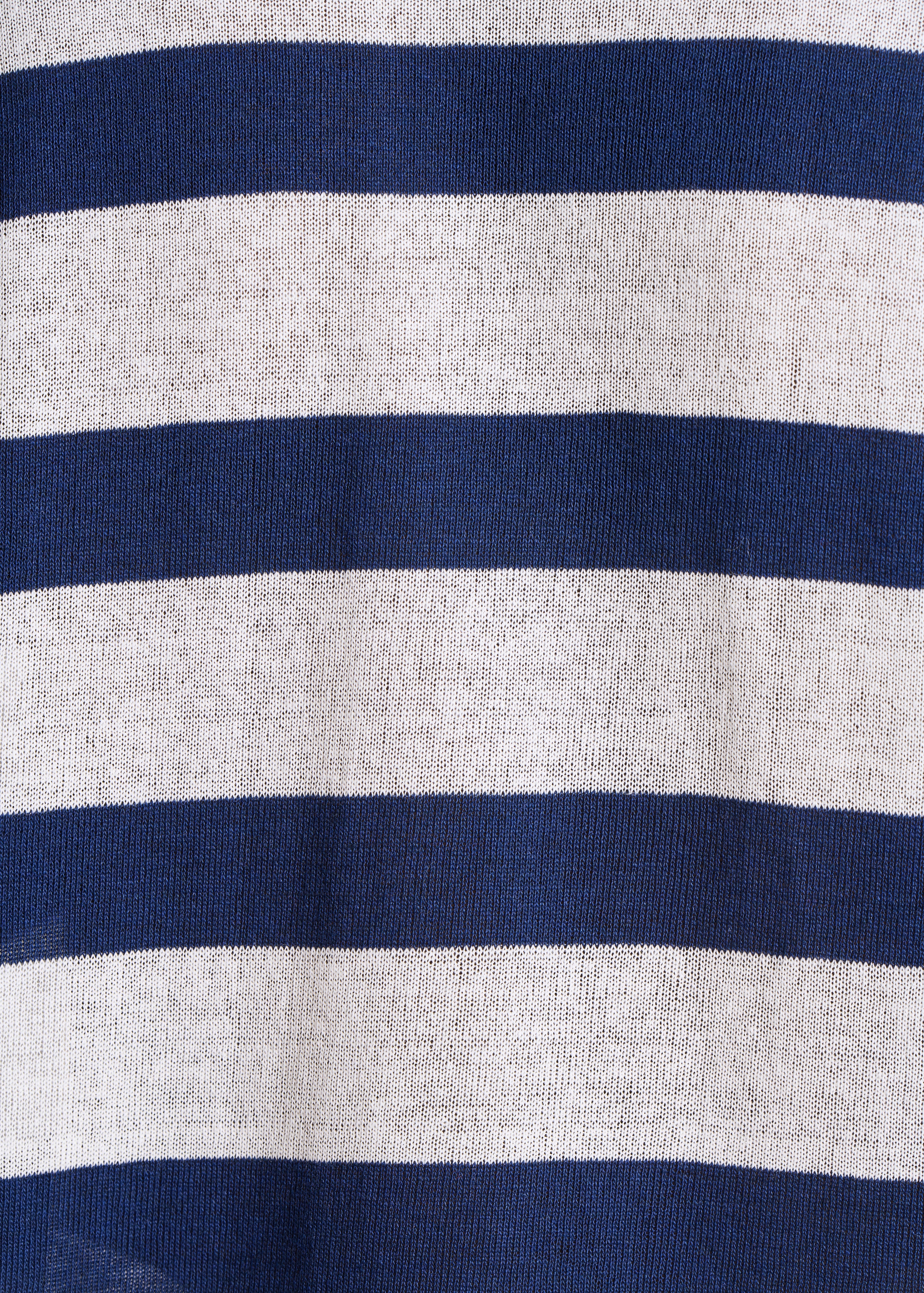 Maglione ampio écru a righe blu in maglia fine con scollo a V