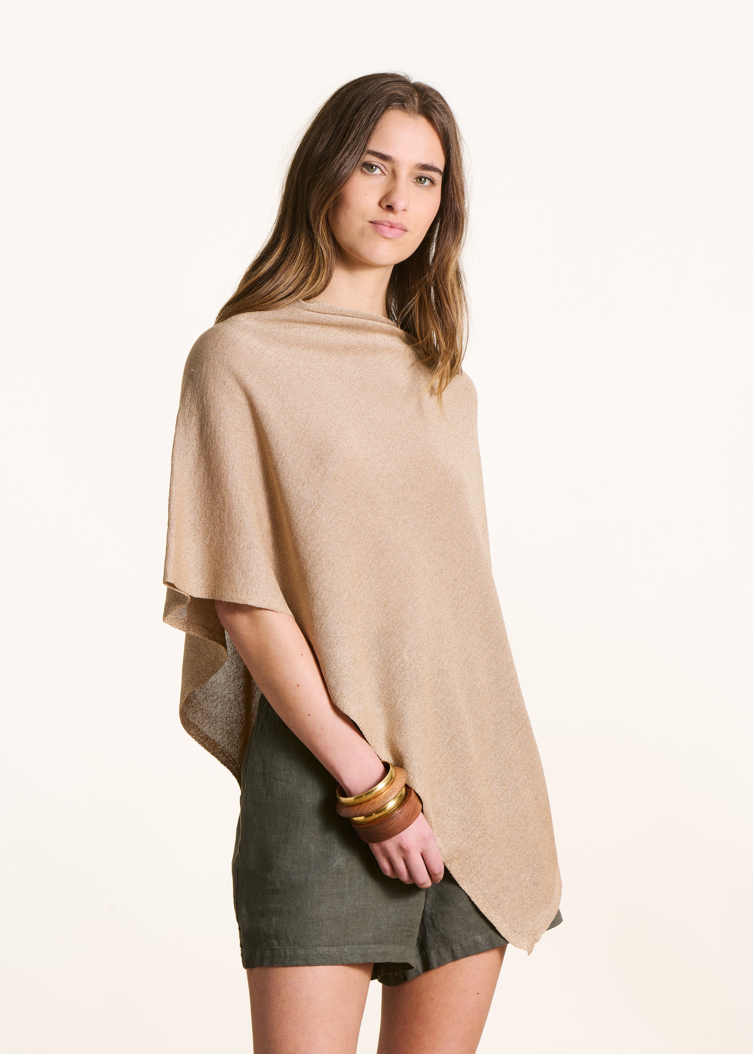 Feinstrick-Cape in schimmerndem Beige