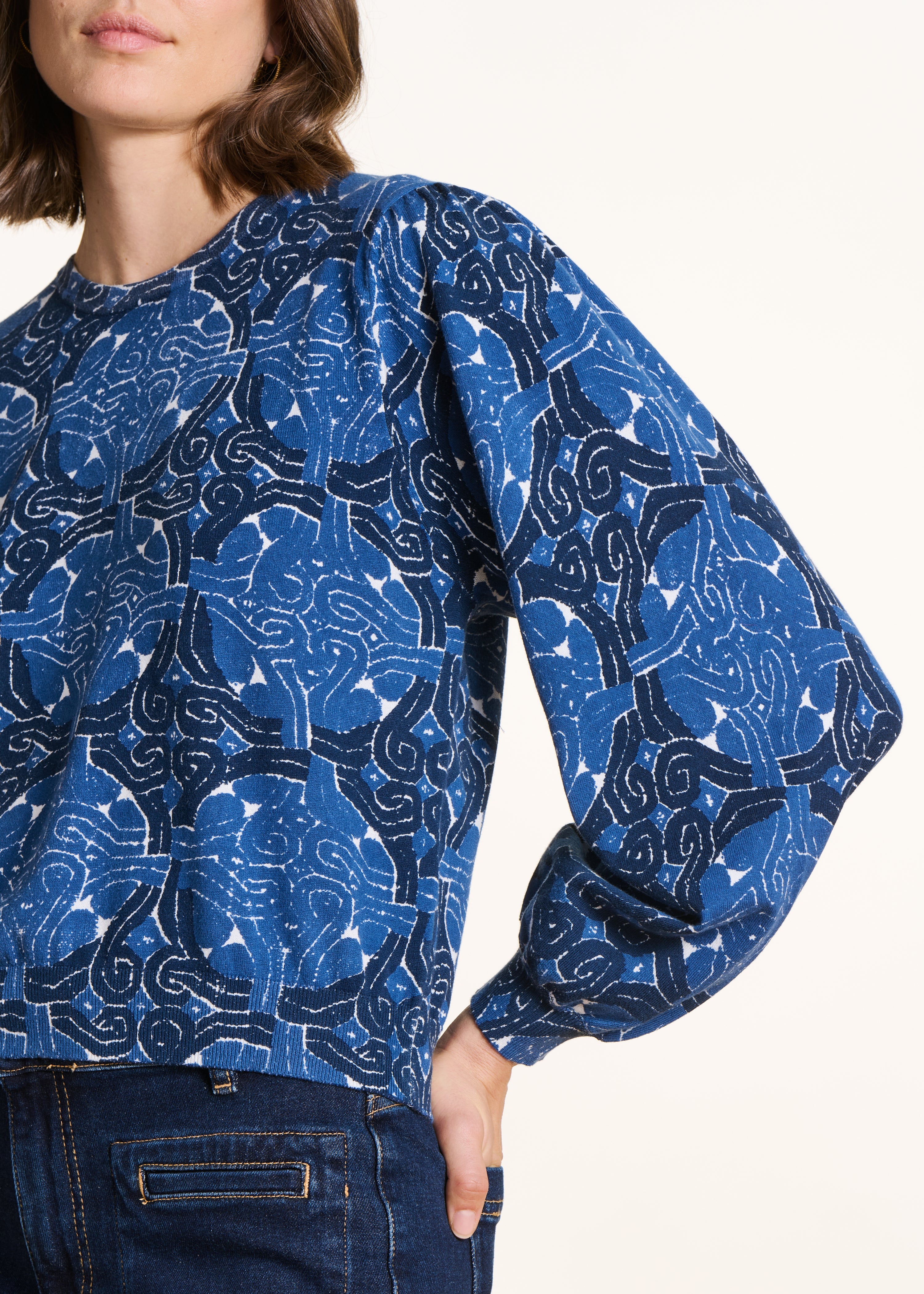 Short blue sweater with print in organic cotton